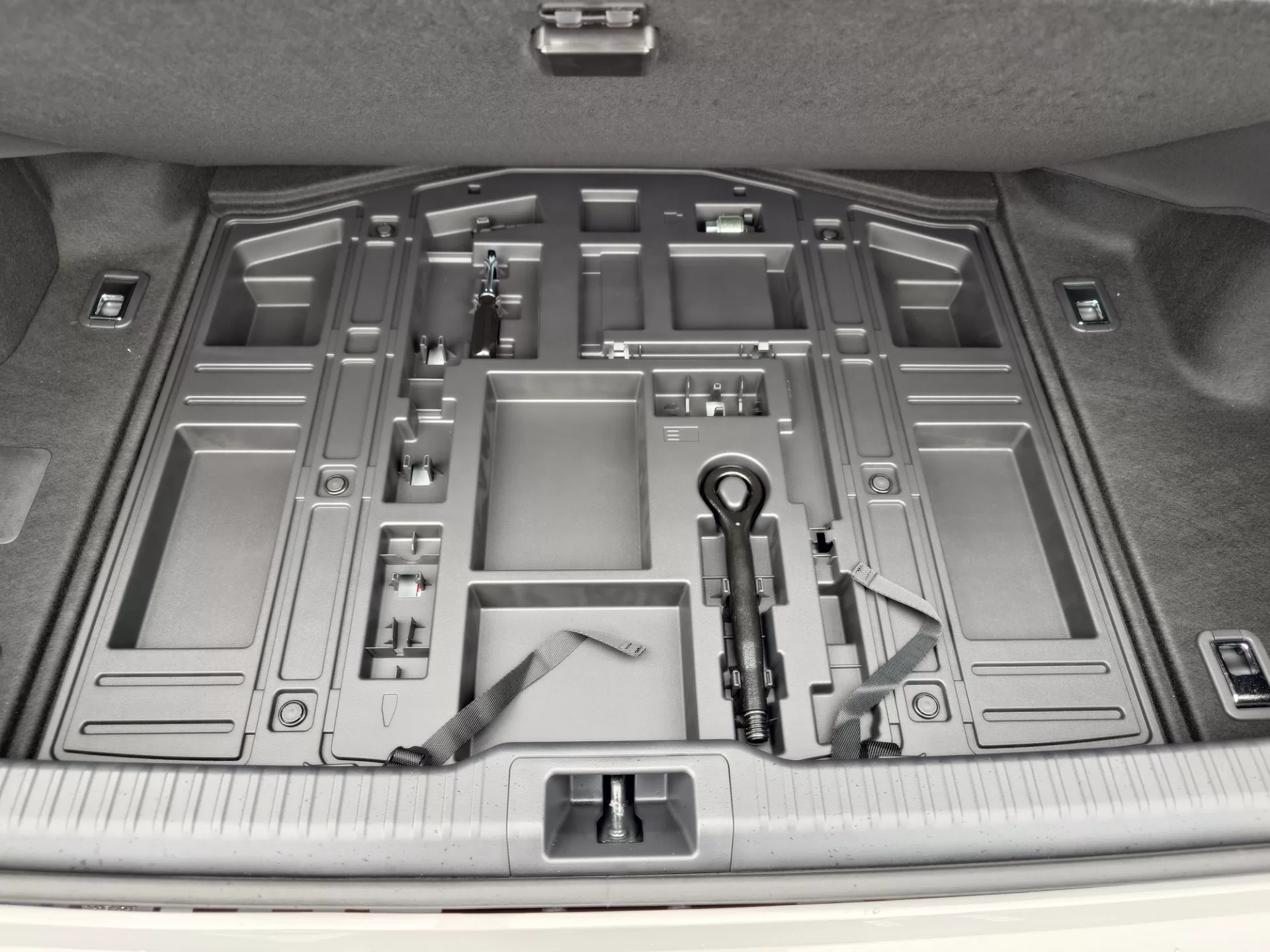 レクサス IS300h F SPORT 2026年式 “F SPORT”プロミネンス(L tex) インテリア ラゲッジアンダー