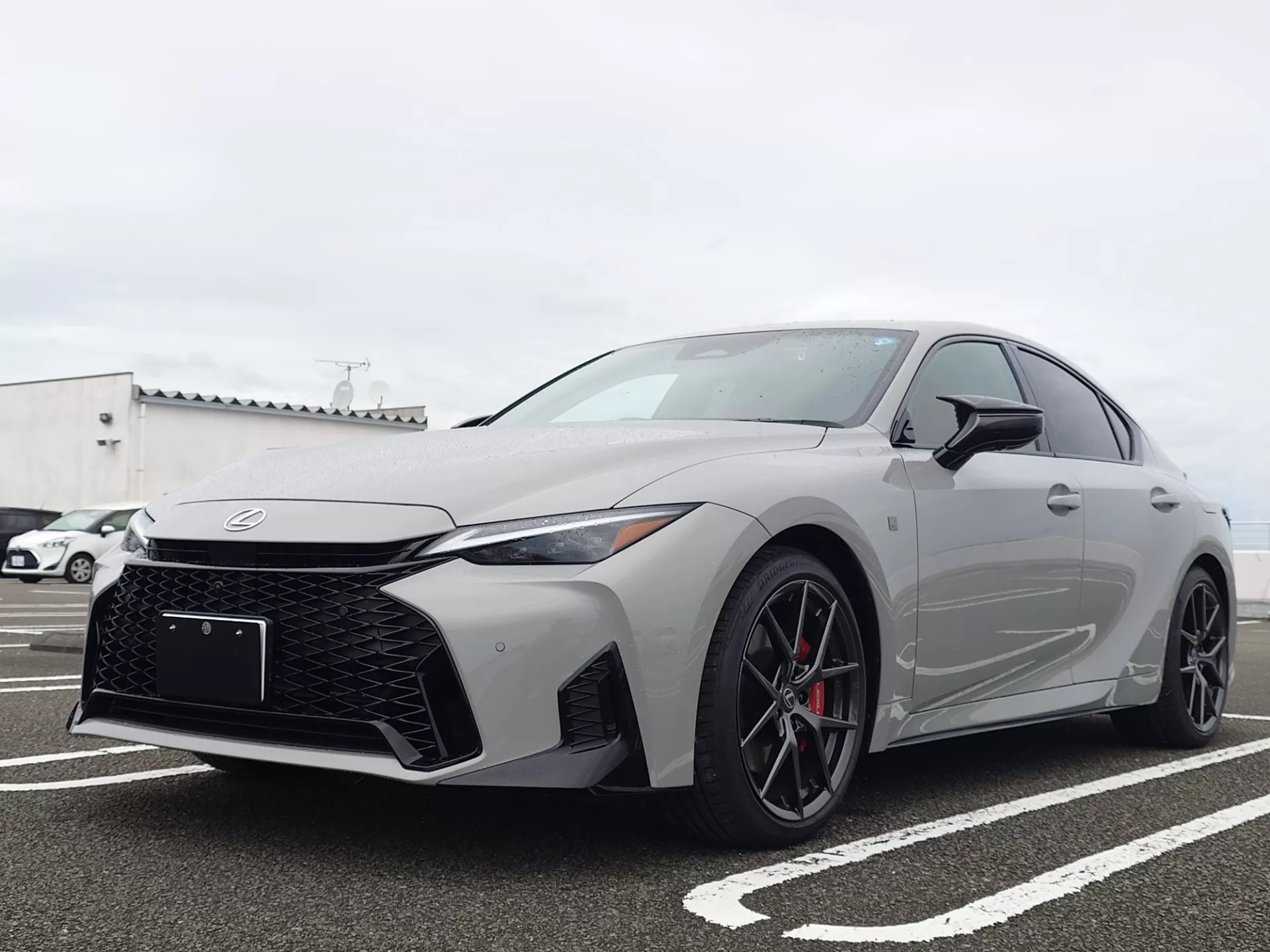 レクサス IS300h F SPORT 2026年式 ニュートリノグレー フロント左斜め
