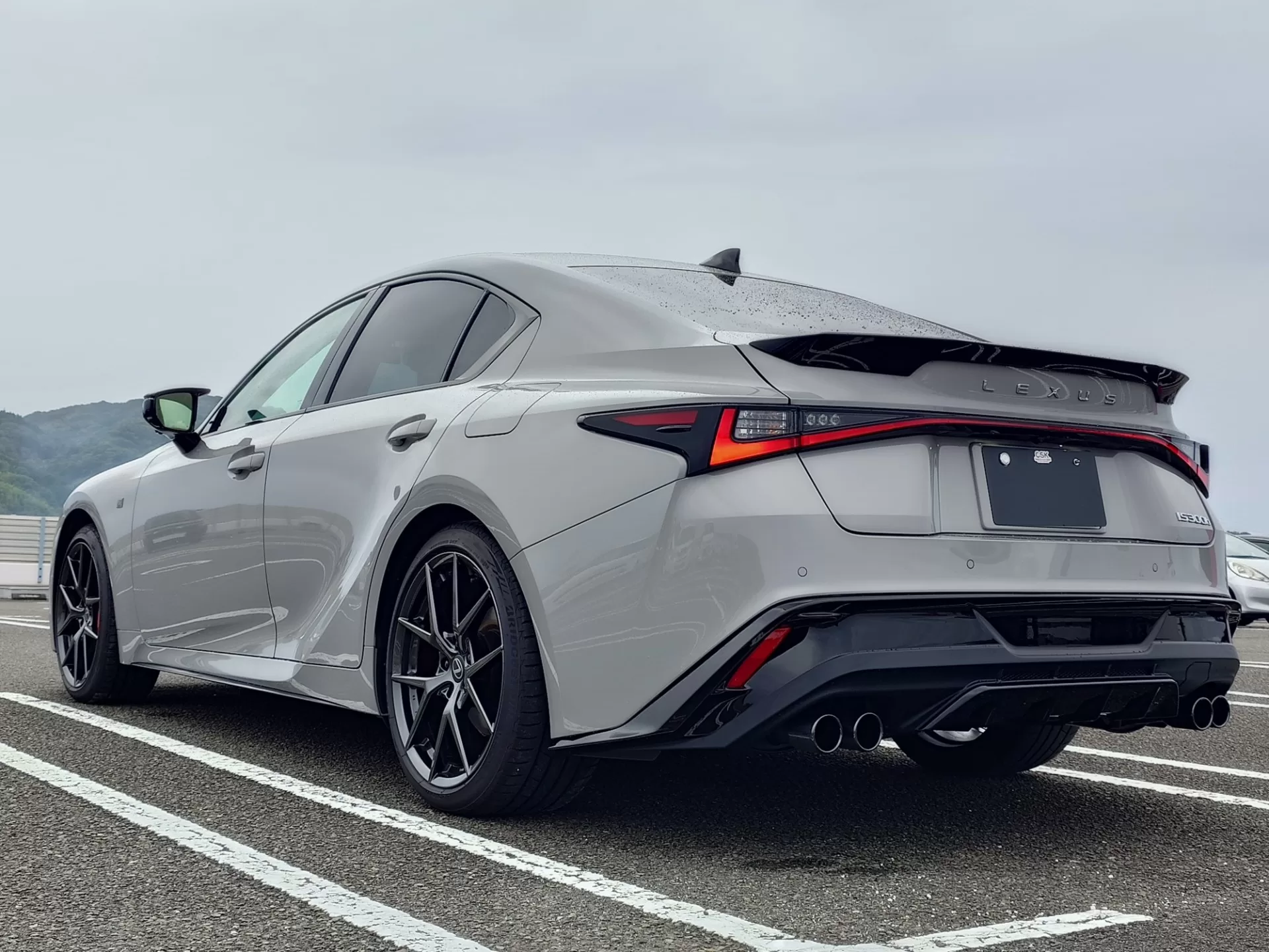 レクサス IS300h F SPORT 2026年式 ニュートリノグレー リヤ左斜め