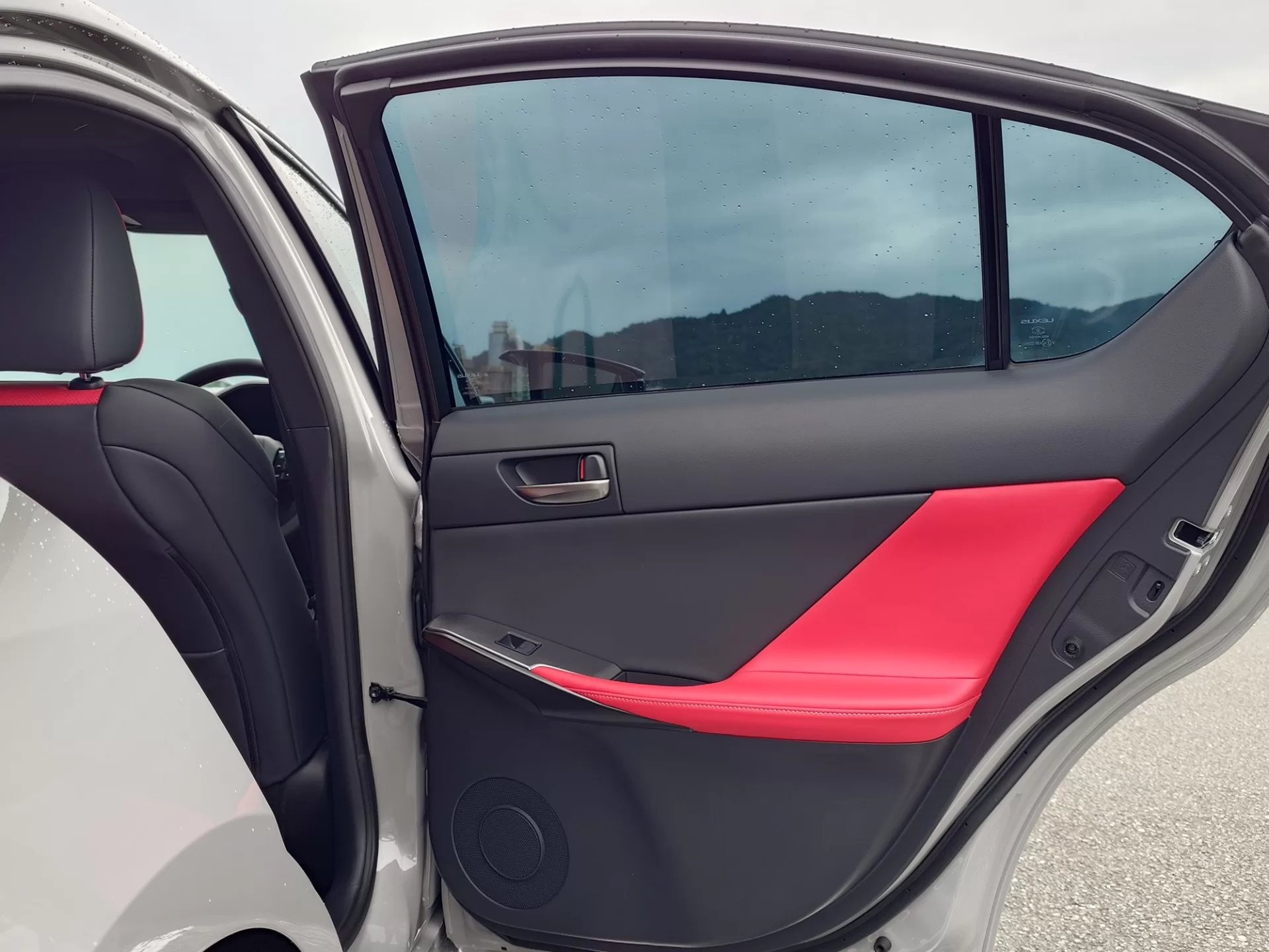 レクサス IS300h F SPORT 2026年式 “F SPORT”プロミネンス(L tex) インテリア 後席ドアトリム