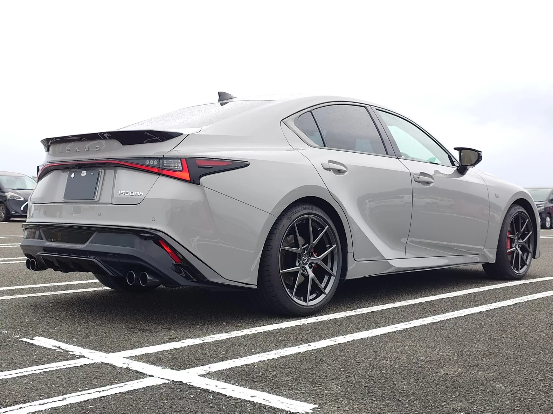 レクサス IS300h F SPORT 2026年式 ニュートリノグレー リヤ右斜め