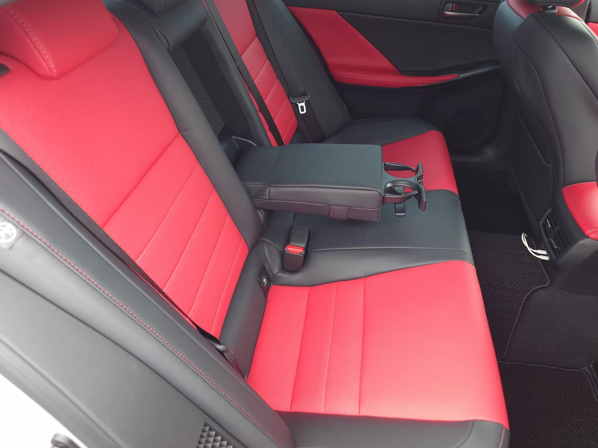 レクサス IS300h F SPORT 2026年式 “F SPORT”プロミネンス(L tex) インテリア 後席
