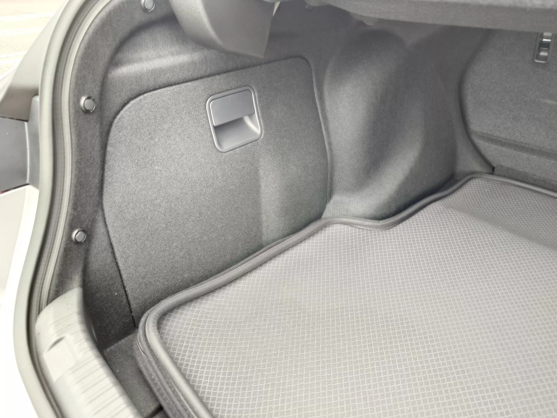 レクサス IS300h F SPORT 2026年式 “F SPORT”プロミネンス(L tex) インテリア ラゲッジ左