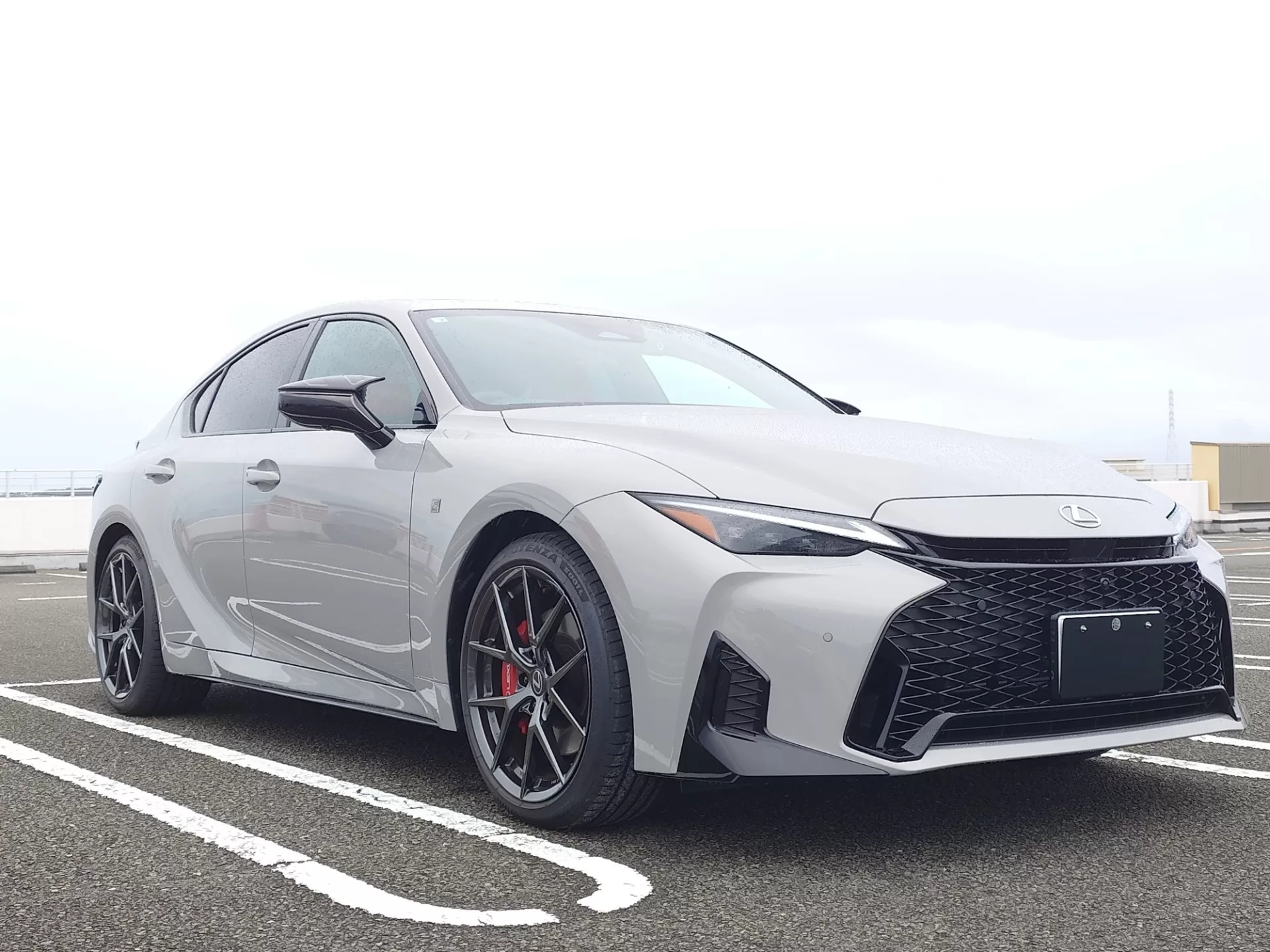 レクサス IS300h F SPORT 2026年式 ニュートリノグレー フロント右斜め