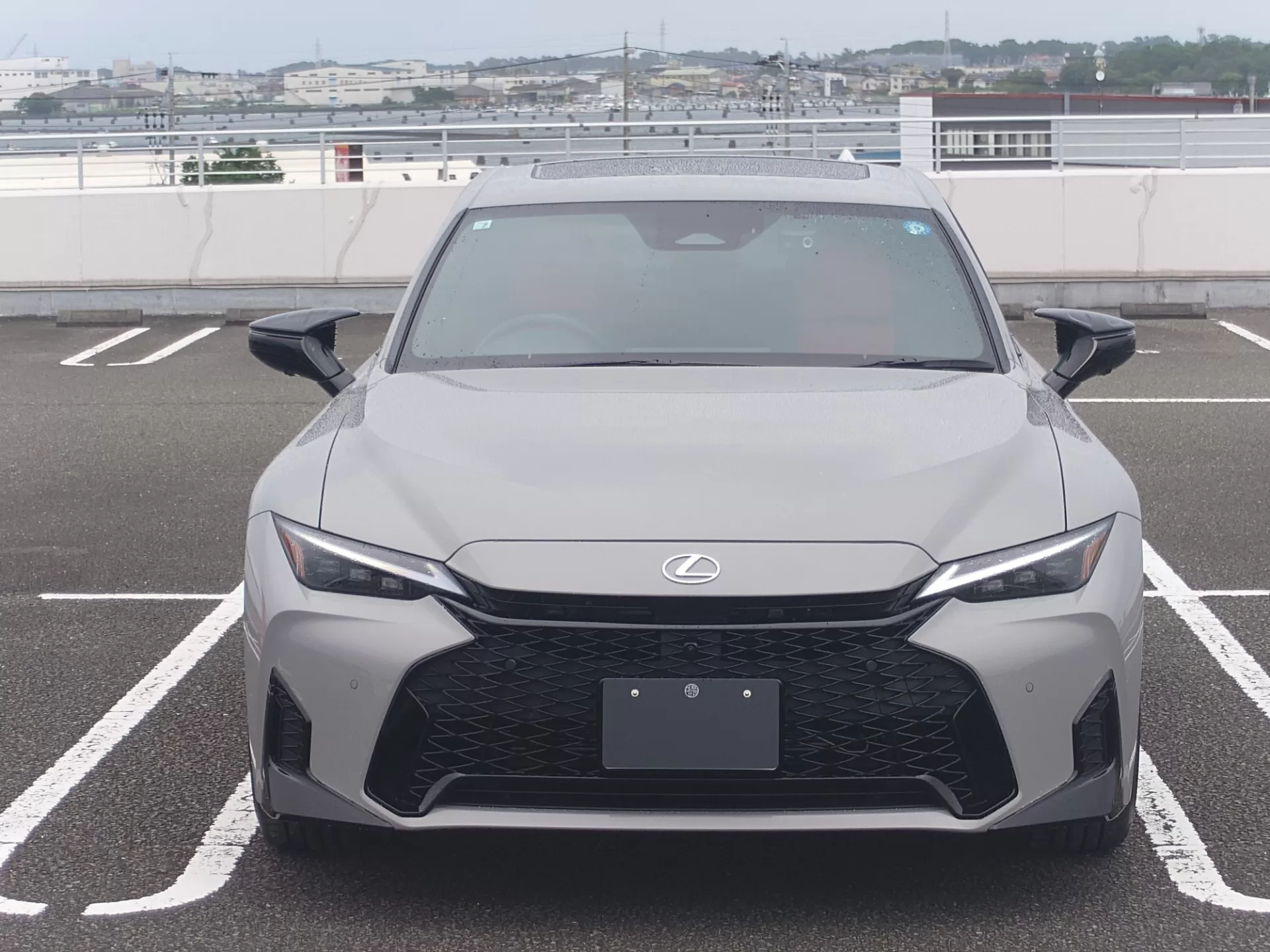 レクサス IS300h F SPORT 2026年式 ニュートリノグレー フロント