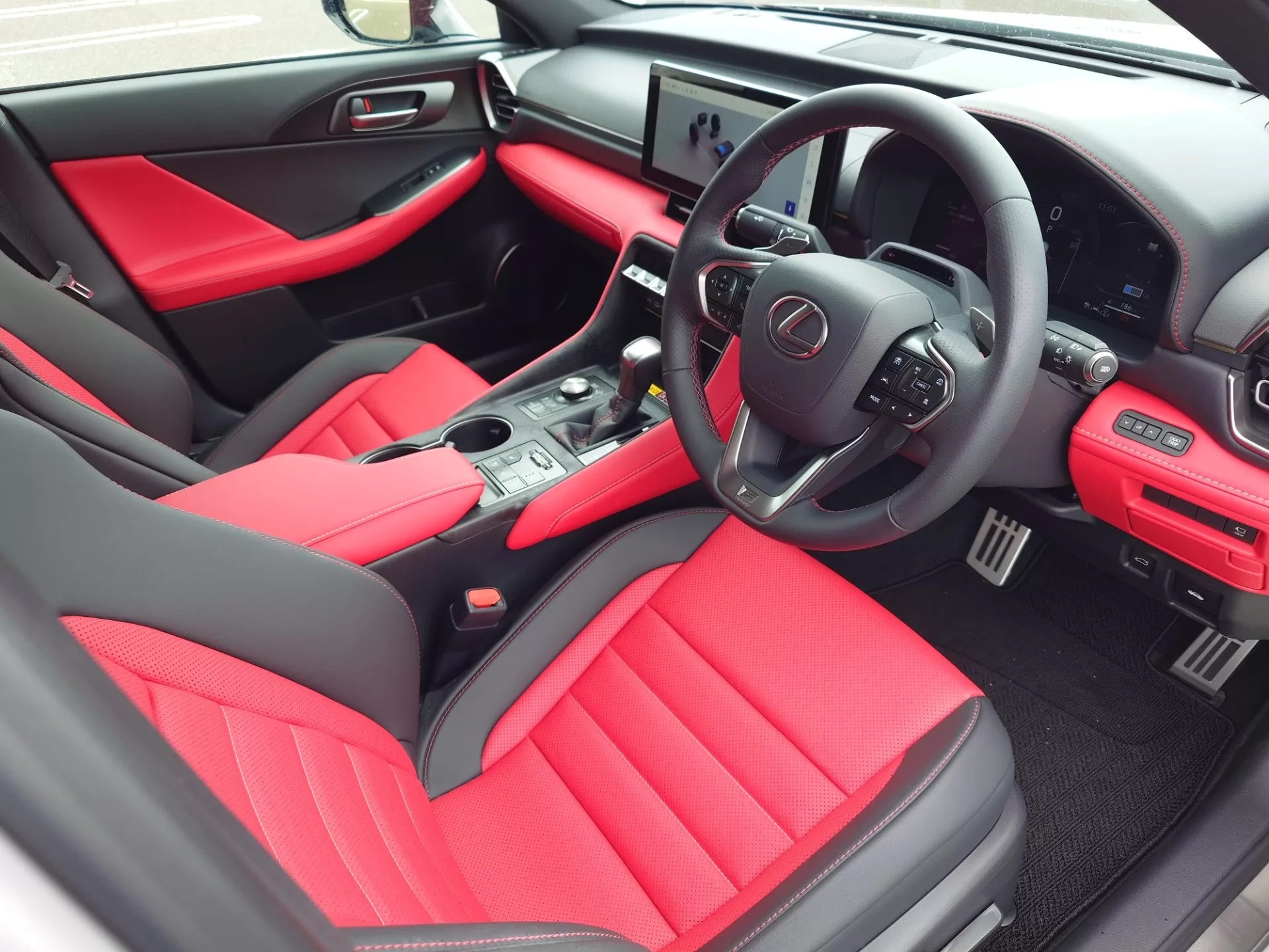レクサス IS300h F SPORT 2026年式 “F SPORT”プロミネンス(L tex) インテリア 運転席回り