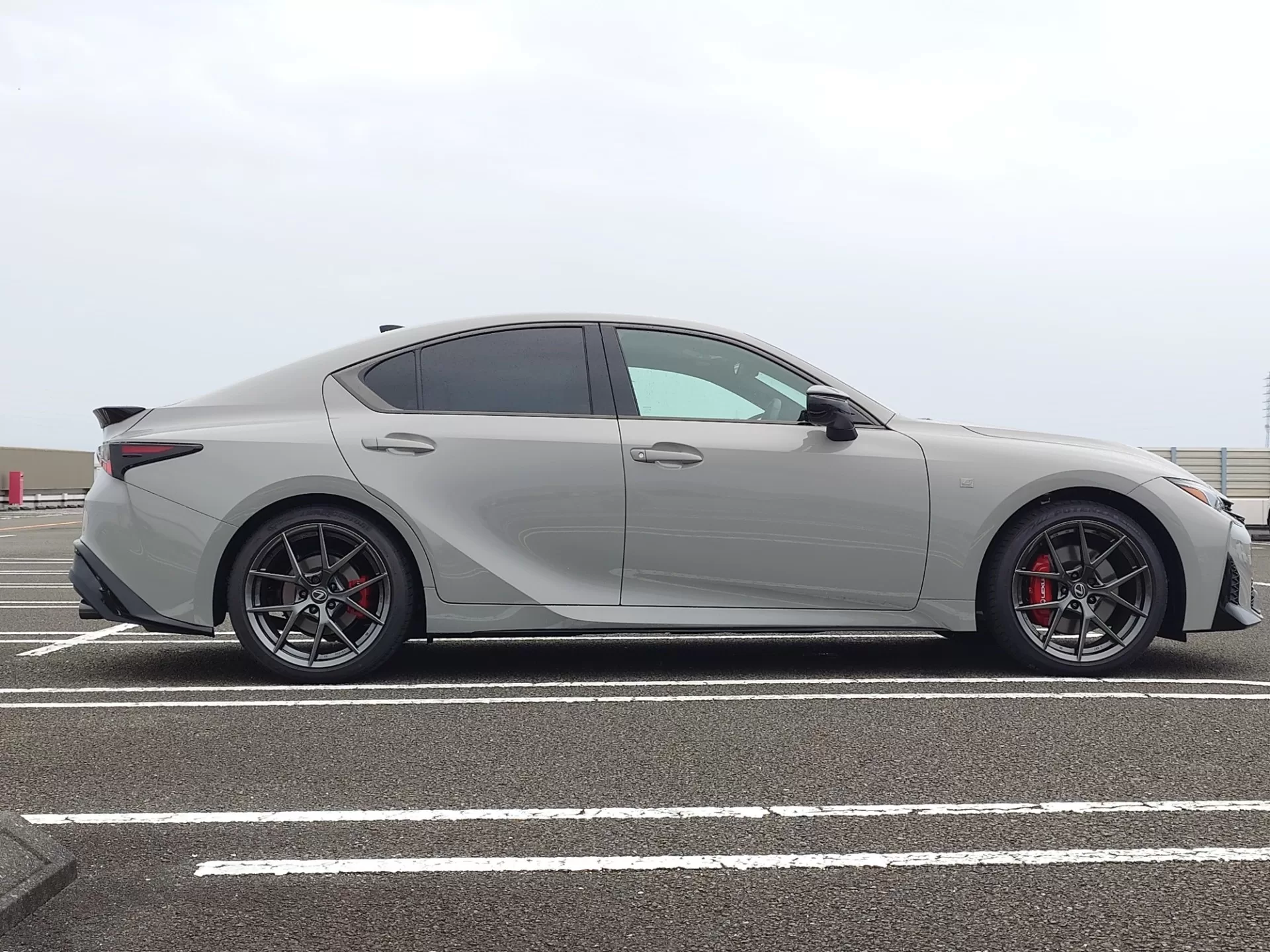 レクサス IS300h F SPORT 2026年式 ニュートリノグレー サイド(右)