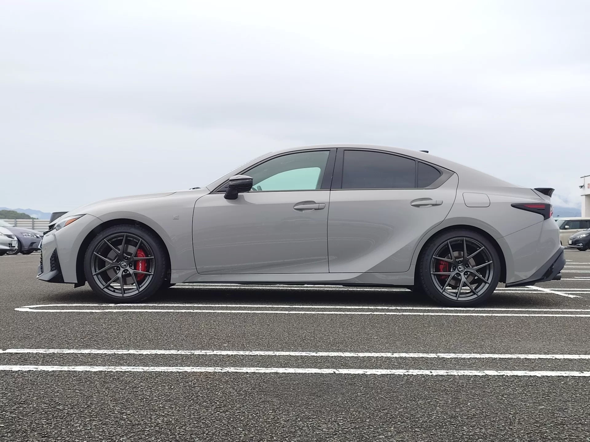 レクサス IS300h F SPORT 2026年式 ニュートリノグレー サイド(左)