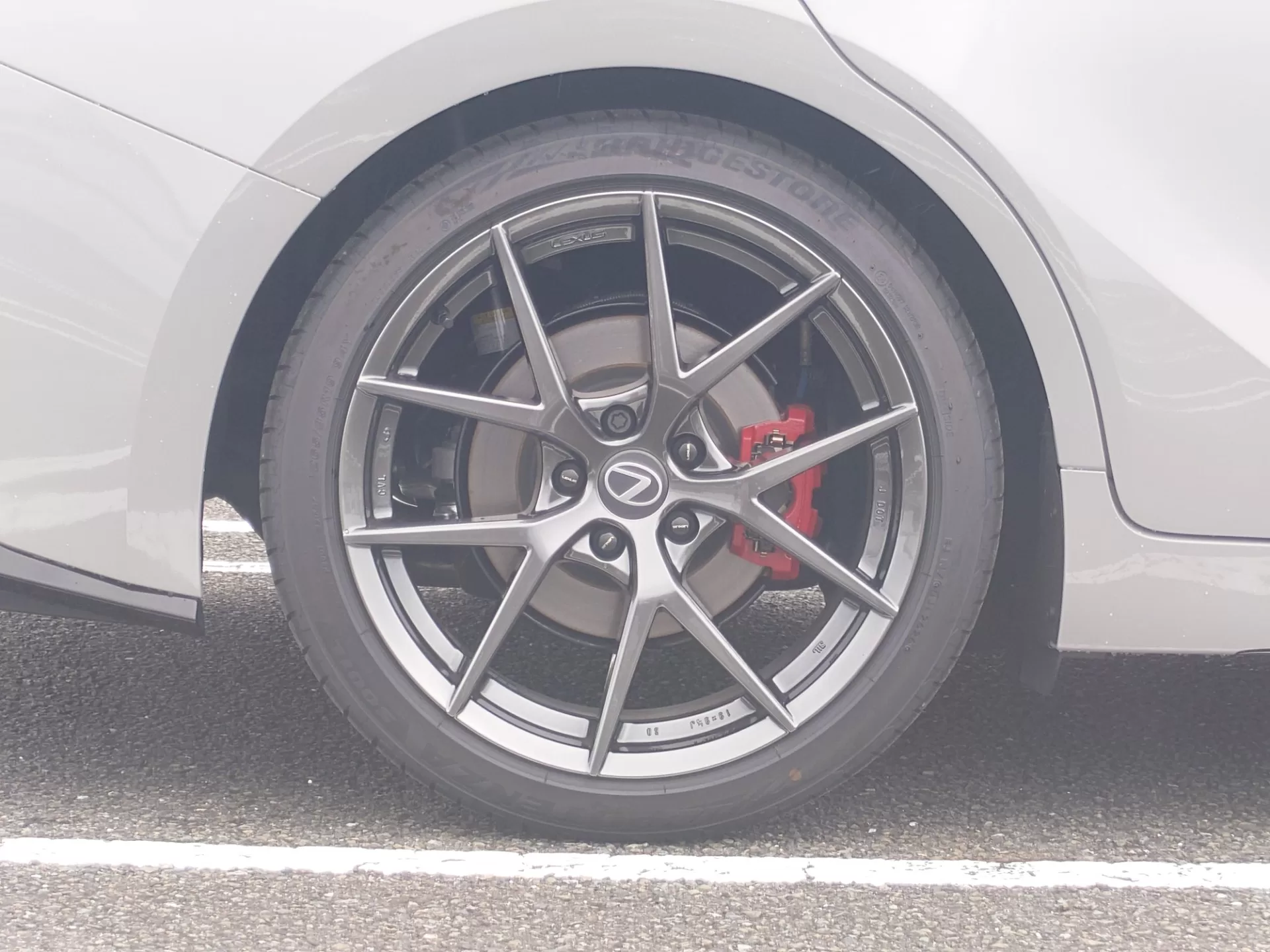 レクサス IS300h F SPORT 2026年式 19インチ“F SPORT”アルミホイール(スーパーグロスブラックメタリック塗装) F:235/40R19 R:265/35R19 “F SPORT”レッドブレーキキャリパー(フロントLEXUSロゴ)