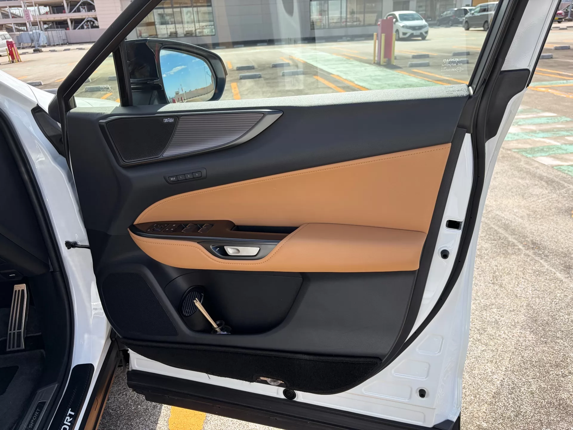 レクサス NX350h F SPORT 2024年式 “F SPORT”ヘーゼル(本革) インテリア 前席ドアトリム