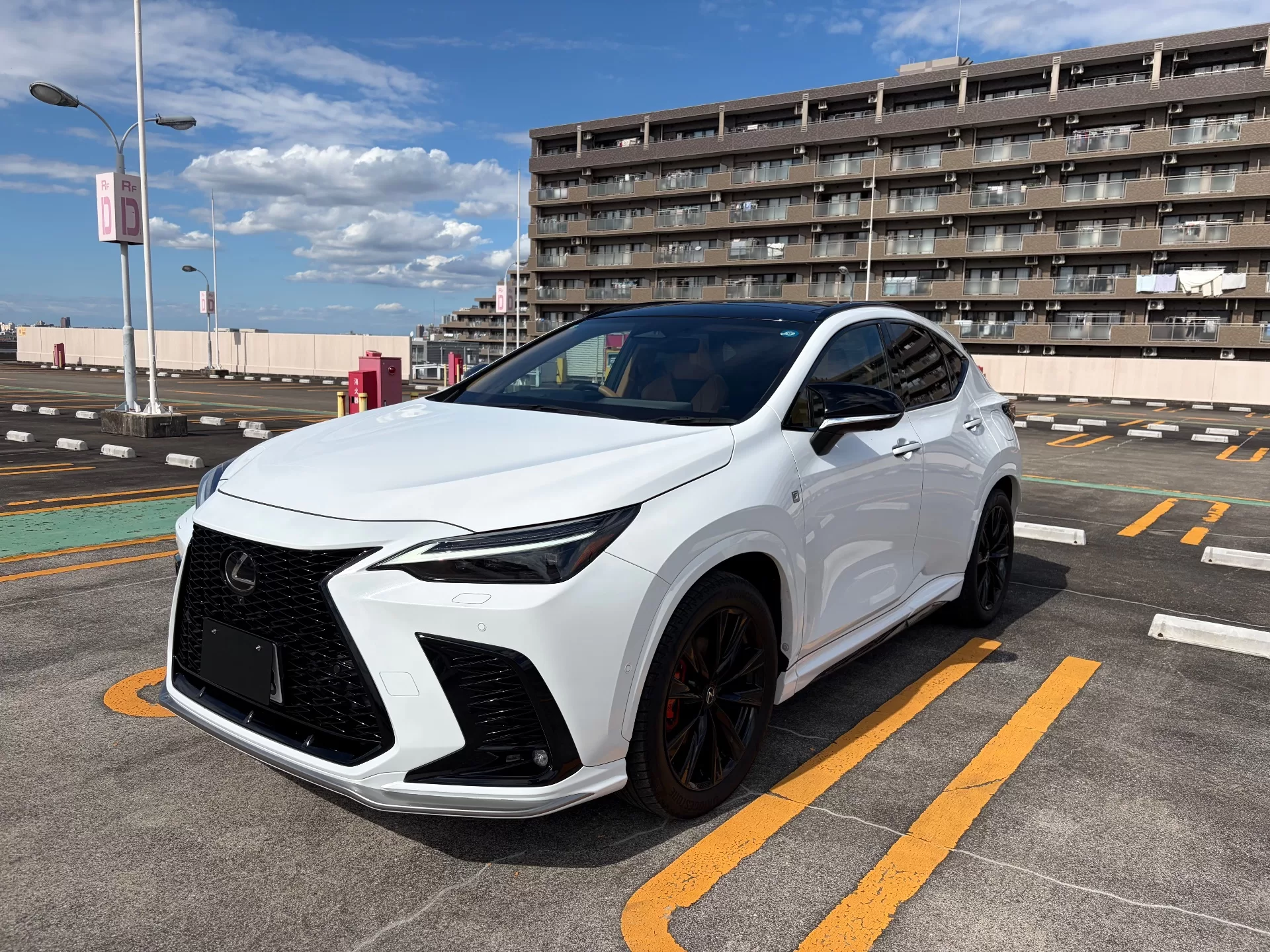 レクサス NX350h F SPORT 2024年式 ホワイトノーヴァガラスフレーク F SPORT PARTS エアロダイナミクスミラーカバー、F SPORT PARTS サイドスカート フロント左斜め