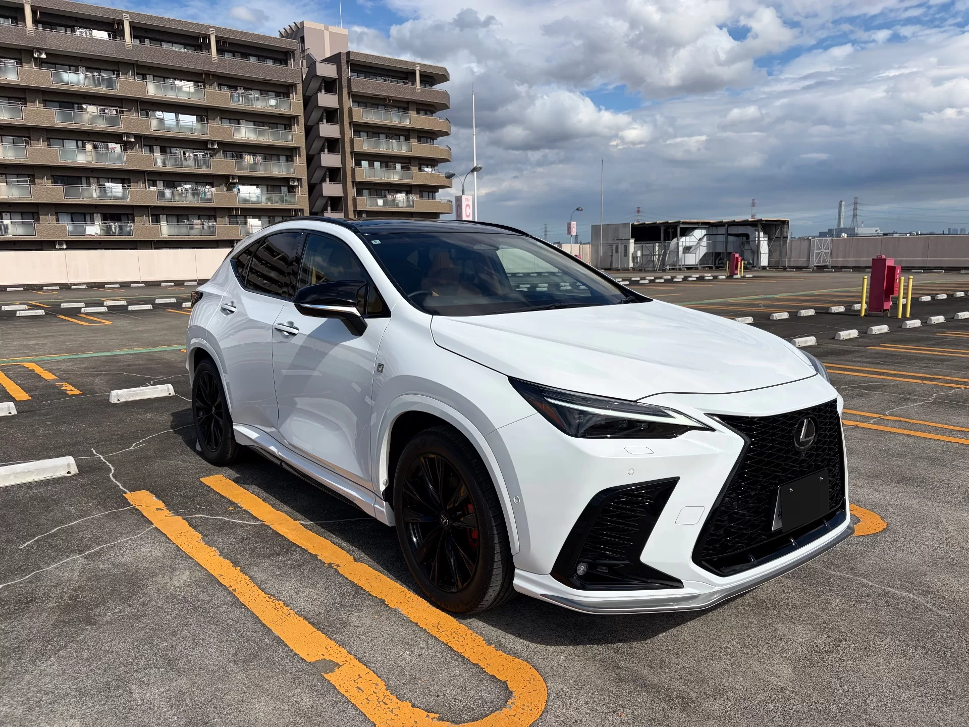 レクサス NX350h F SPORT 2024年式 ホワイトノーヴァガラスフレーク F SPORT PARTS エアロダイナミクスミラーカバー、F SPORT PARTS サイドスカート フロント右斜め