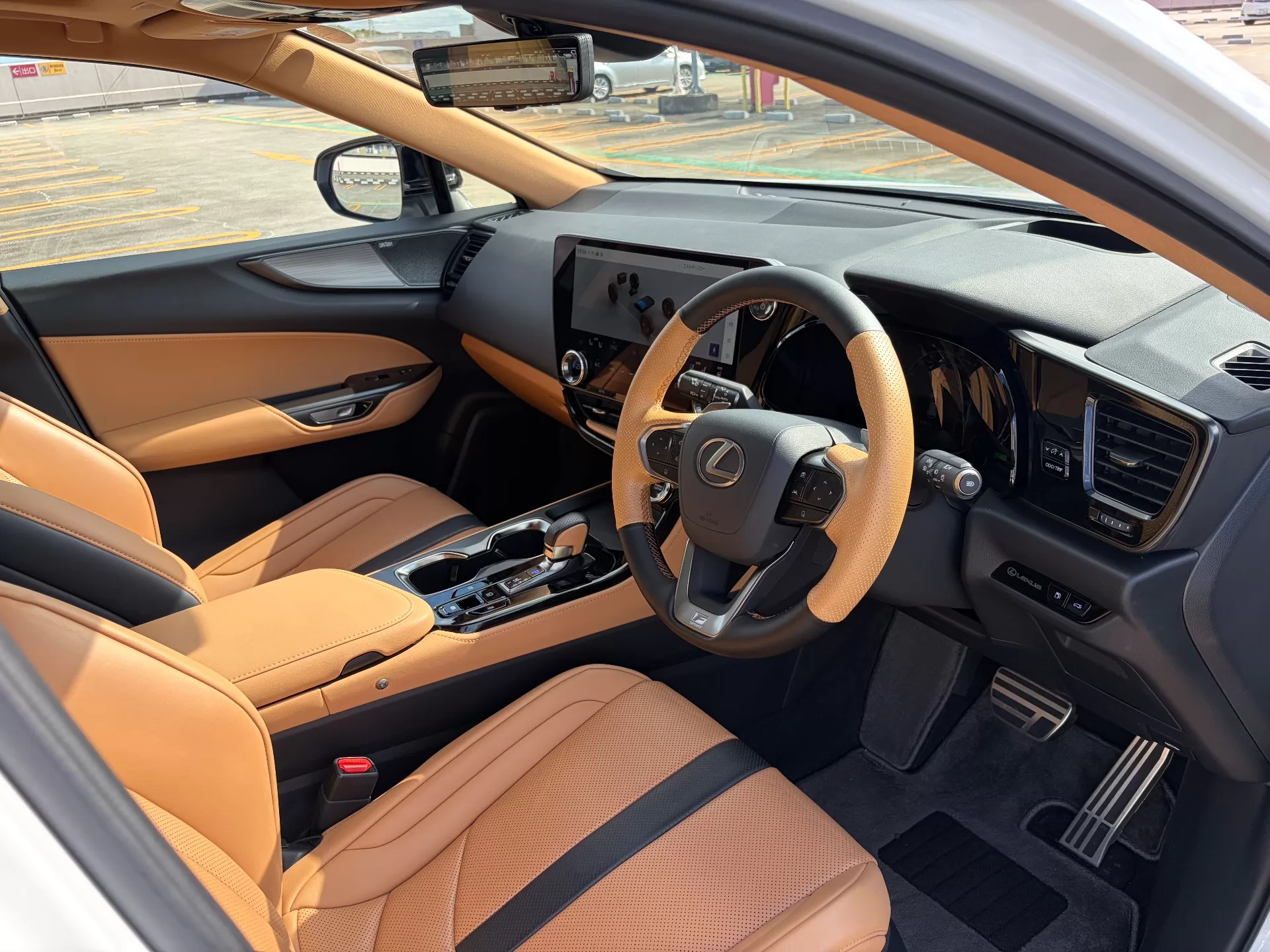 レクサス NX350h F SPORT 2024年式 “F SPORT”ヘーゼル(本革) インテリア 運転席回り