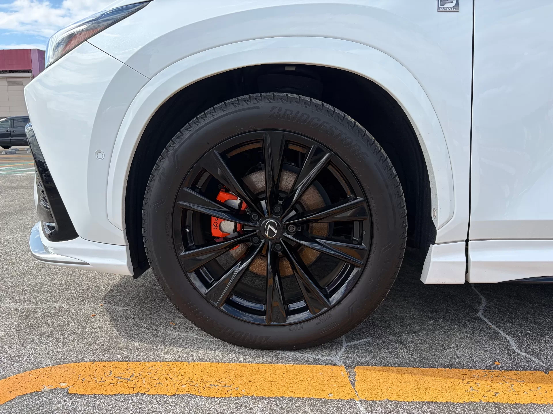 レクサス NX350h F SPORT 2024年式 20インチ“F SPORT”専用アルミホイール(ブラック塗装) “F SPORT”オレンジブレーキキャリパー(フロントLEXUSロゴ)