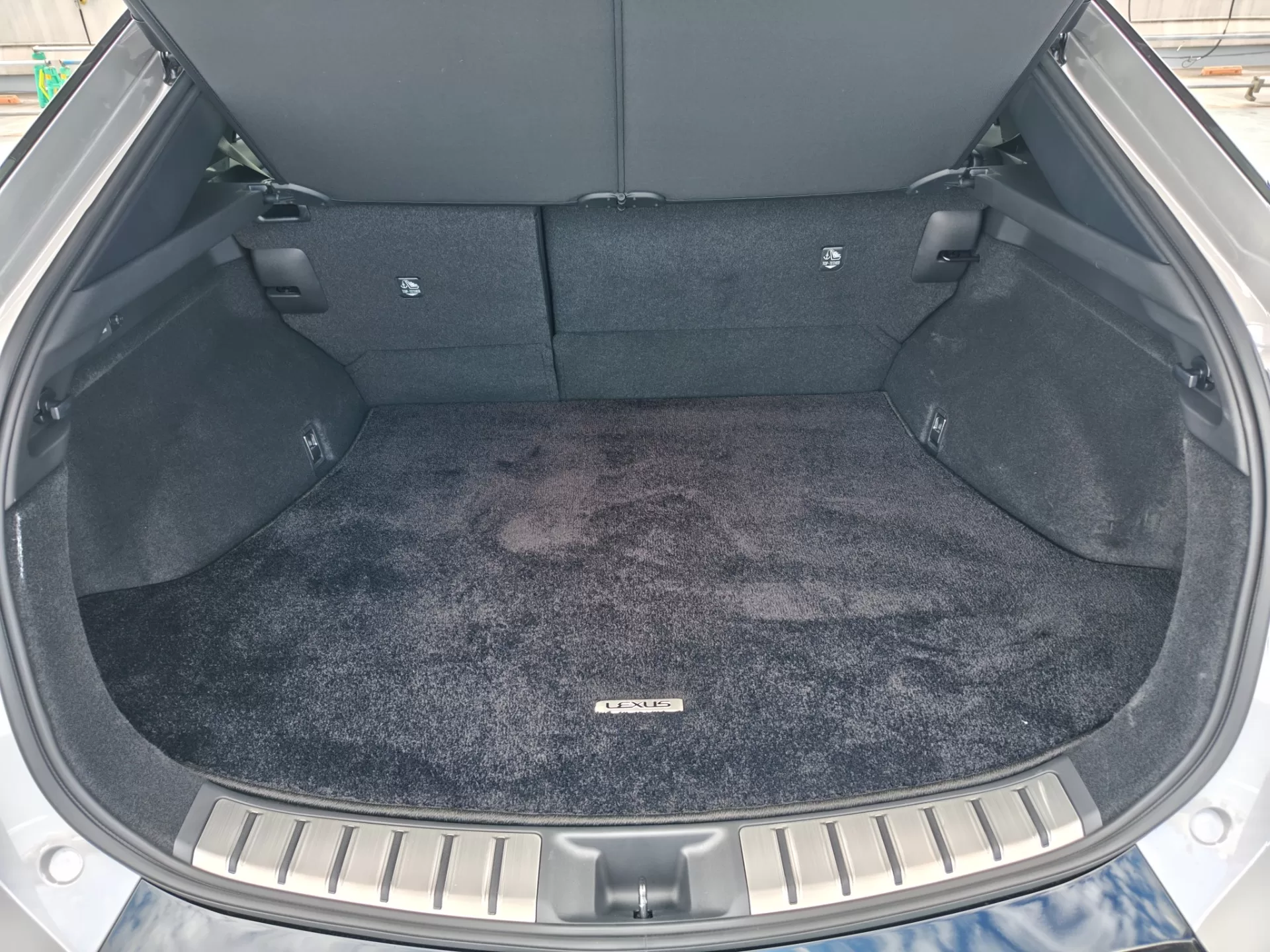 レクサス RZ550e F SPORT 2026年式 “F SPORT”ブラック&ダークグレー+ブルーステッチ(L tex) インテリア ラゲッジ