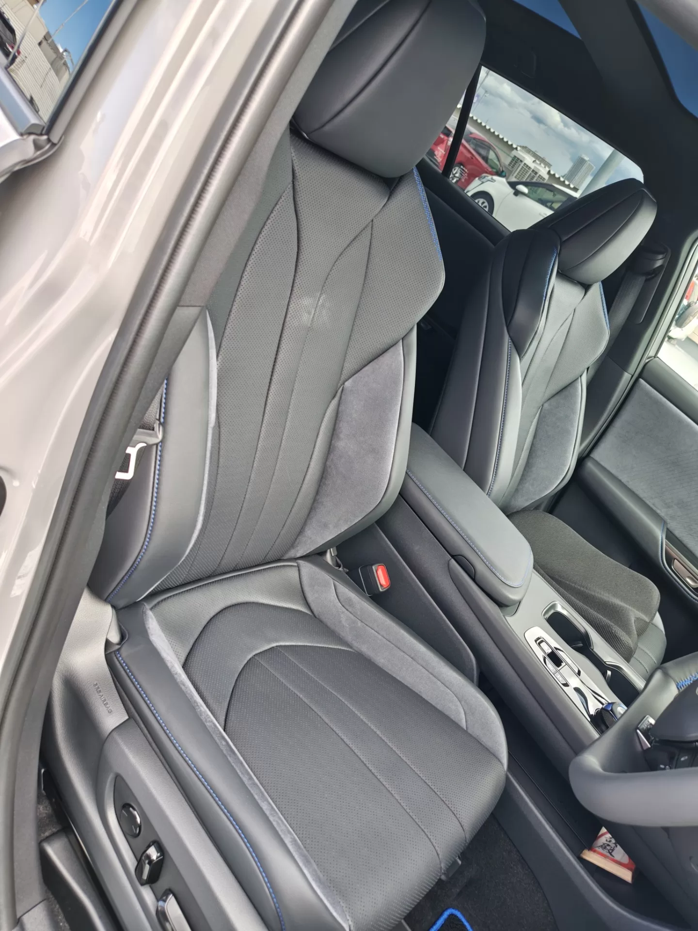 レクサス RZ550e F SPORT 2026年式 “F SPORT”ブラック&ダークグレー+ブルーステッチ(L tex) インテリア 運転席シート