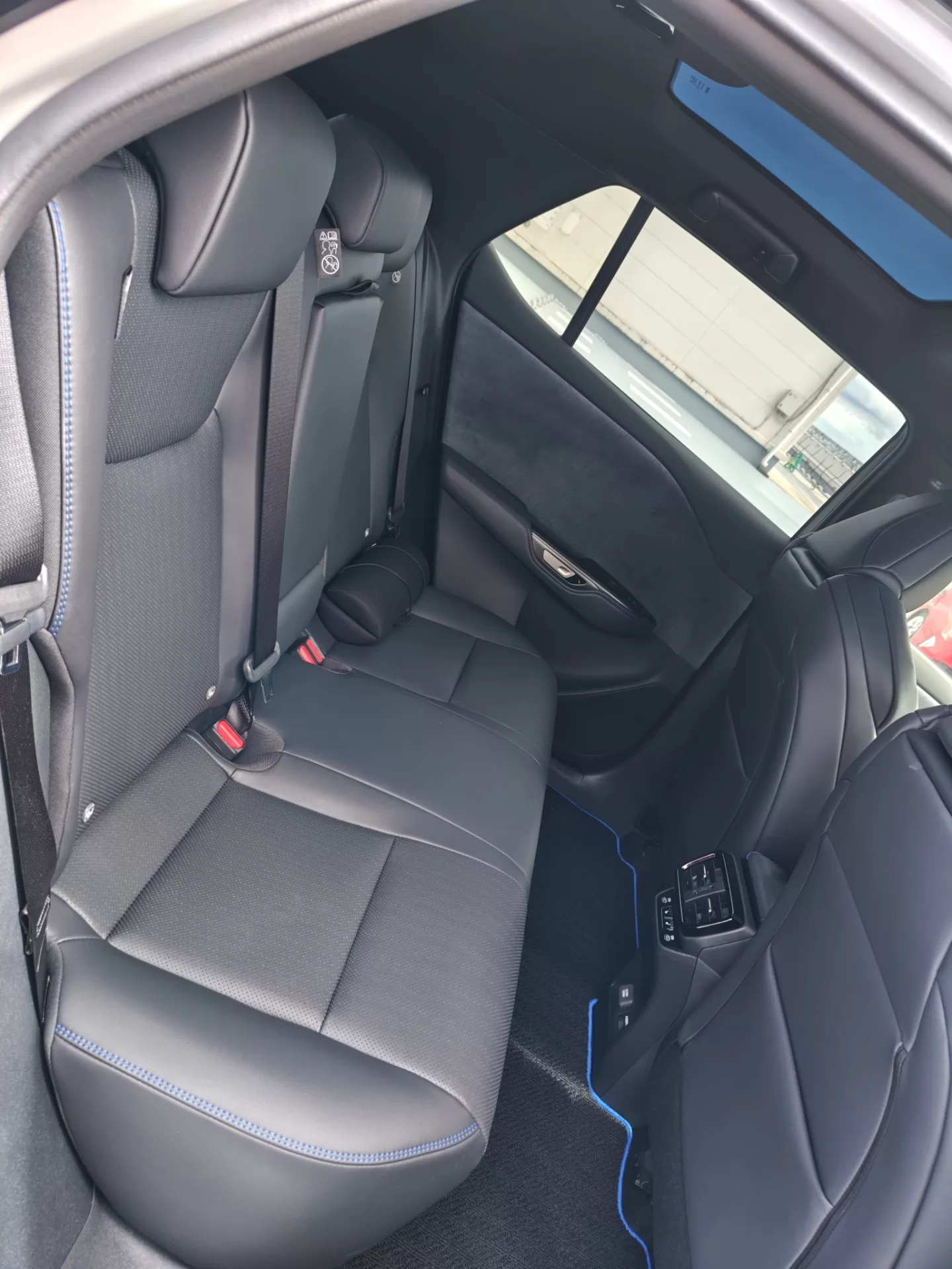 レクサス RZ550e F SPORT 2026年式 “F SPORT”ブラック&ダークグレー+ブルーステッチ(L tex) インテリア 後席