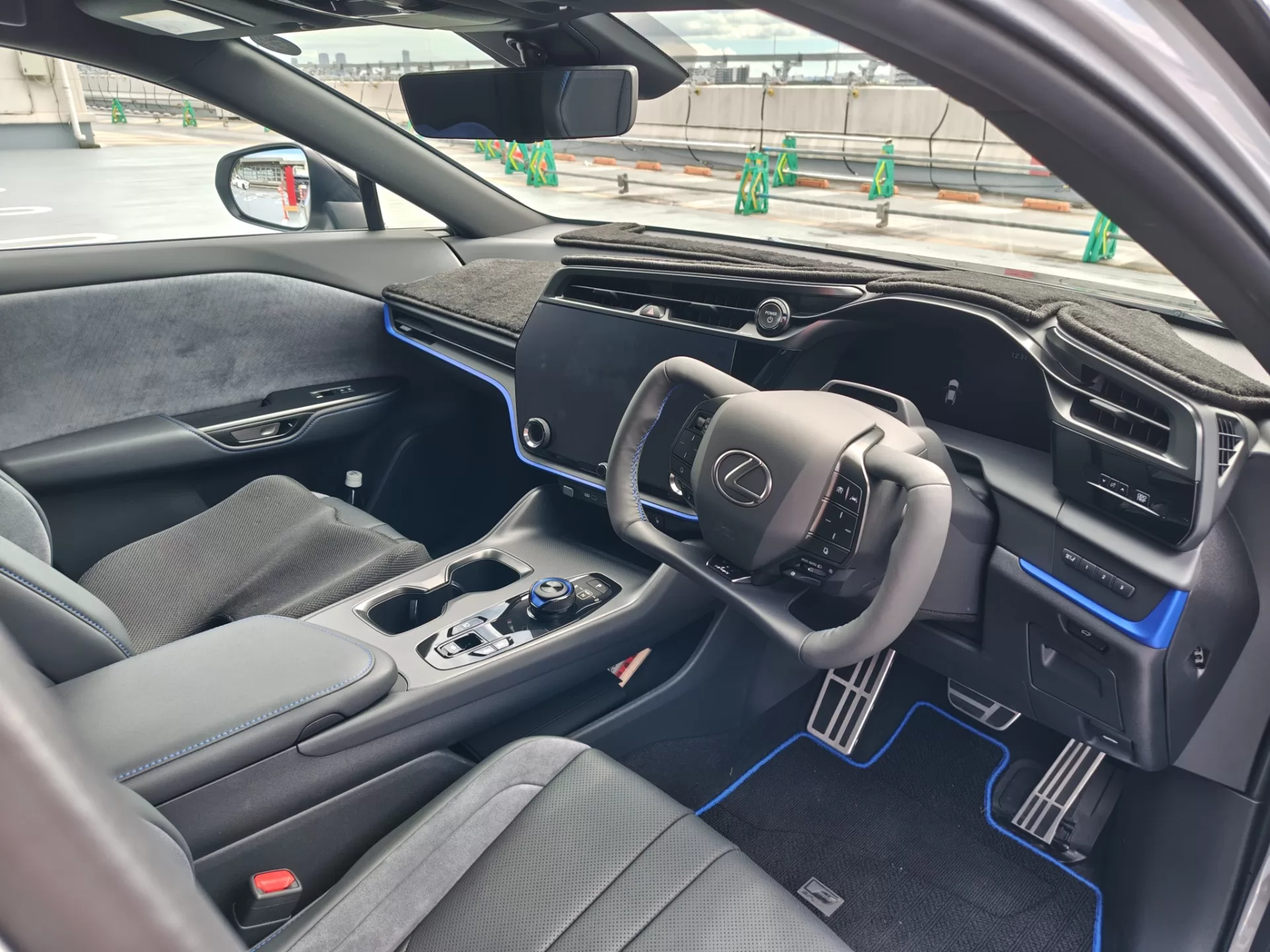 レクサス RZ550e F SPORT 2026年式 “F SPORT”ブラック&ダークグレー+ブルーステッチ(L tex) インテリア 運転席回り