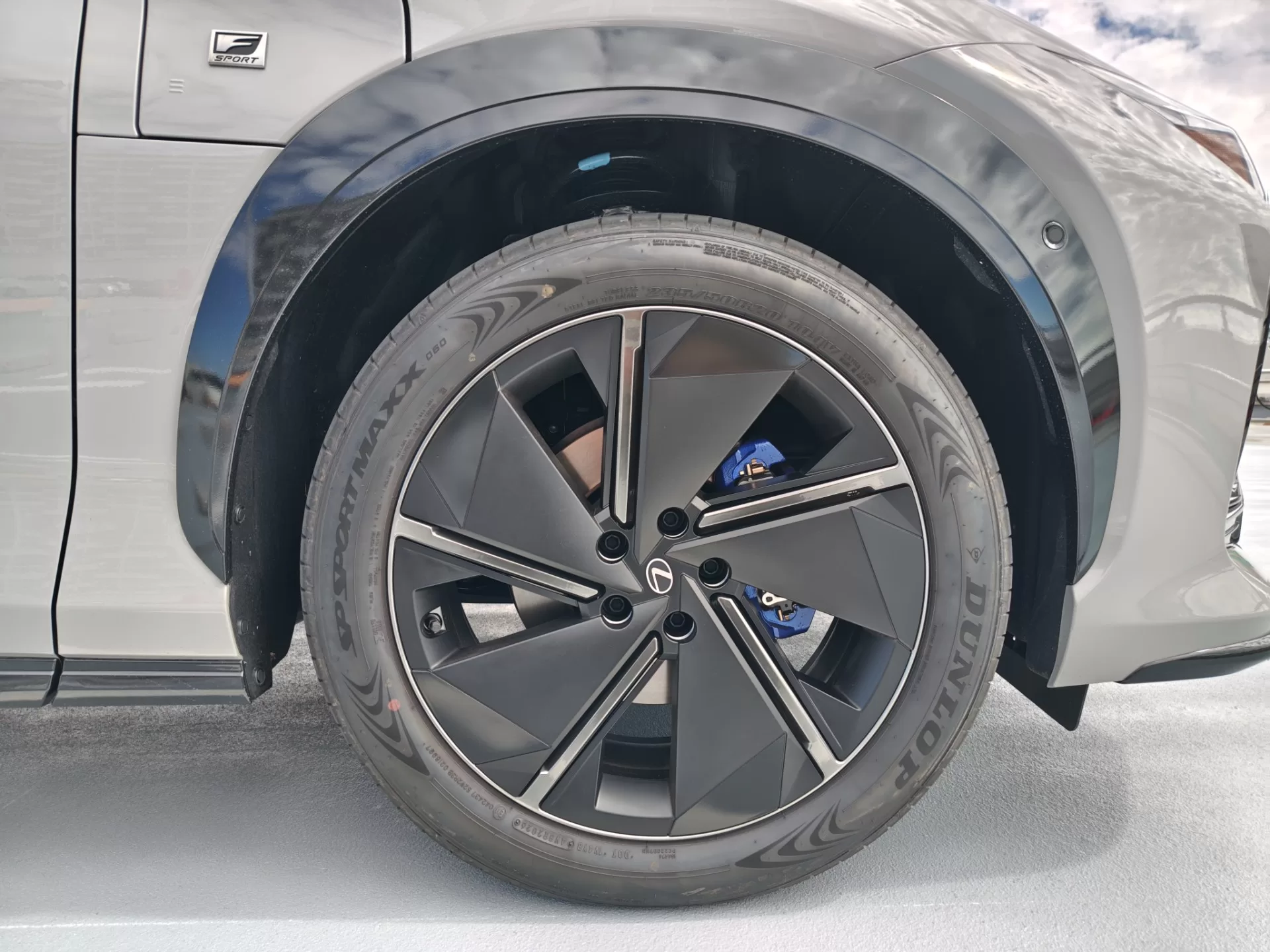 レクサス RZ550e F SPORT 2026年式 純正ホイール 純正ブレーキキャリパー