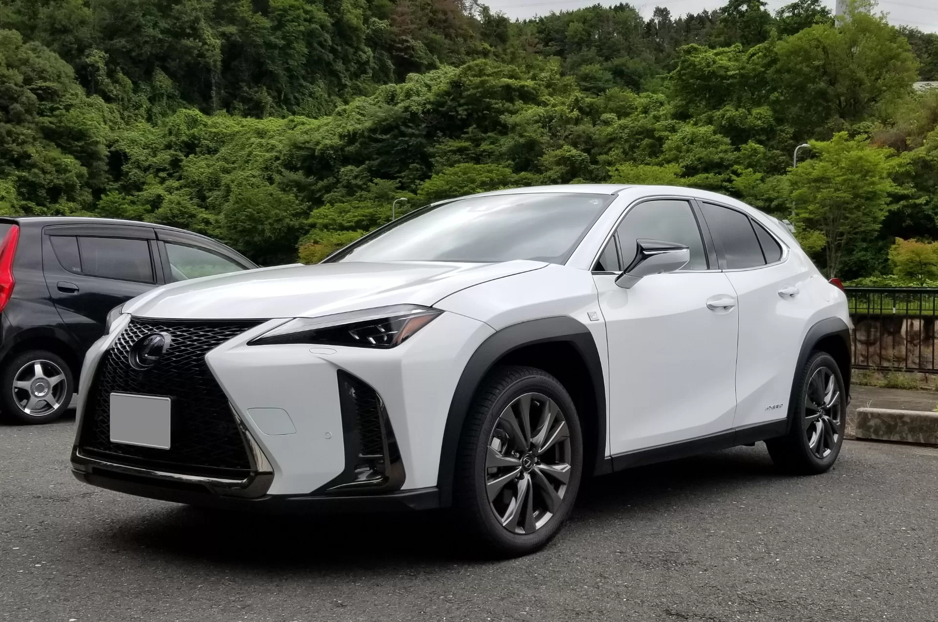 レクサス UX250h F SPORT 2018年11月モデル ホワイトノーヴァガラスフレーク フロント左斜め