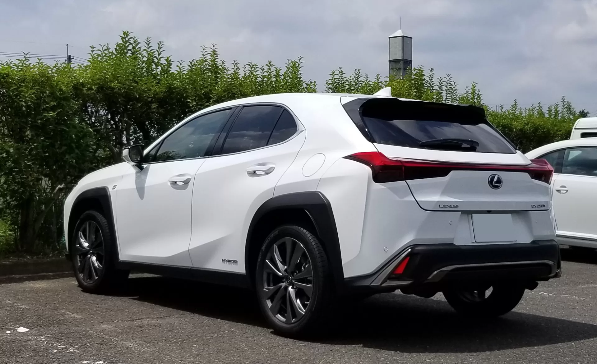 レクサス UX250h F SPORT 2018年11月モデル ホワイトノーヴァガラスフレーク リヤ左斜め