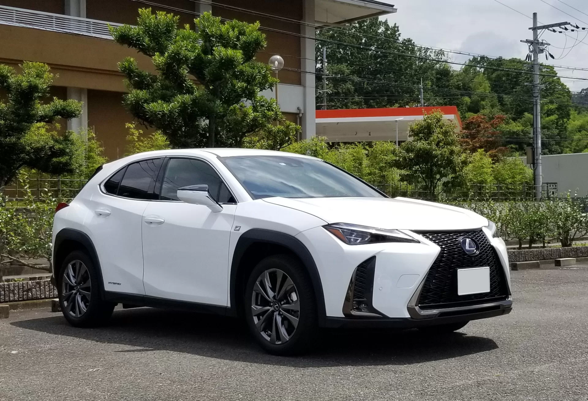 レクサス UX250h F SPORT 2018年11月モデル ホワイトノーヴァガラスフレーク フロント右斜め
