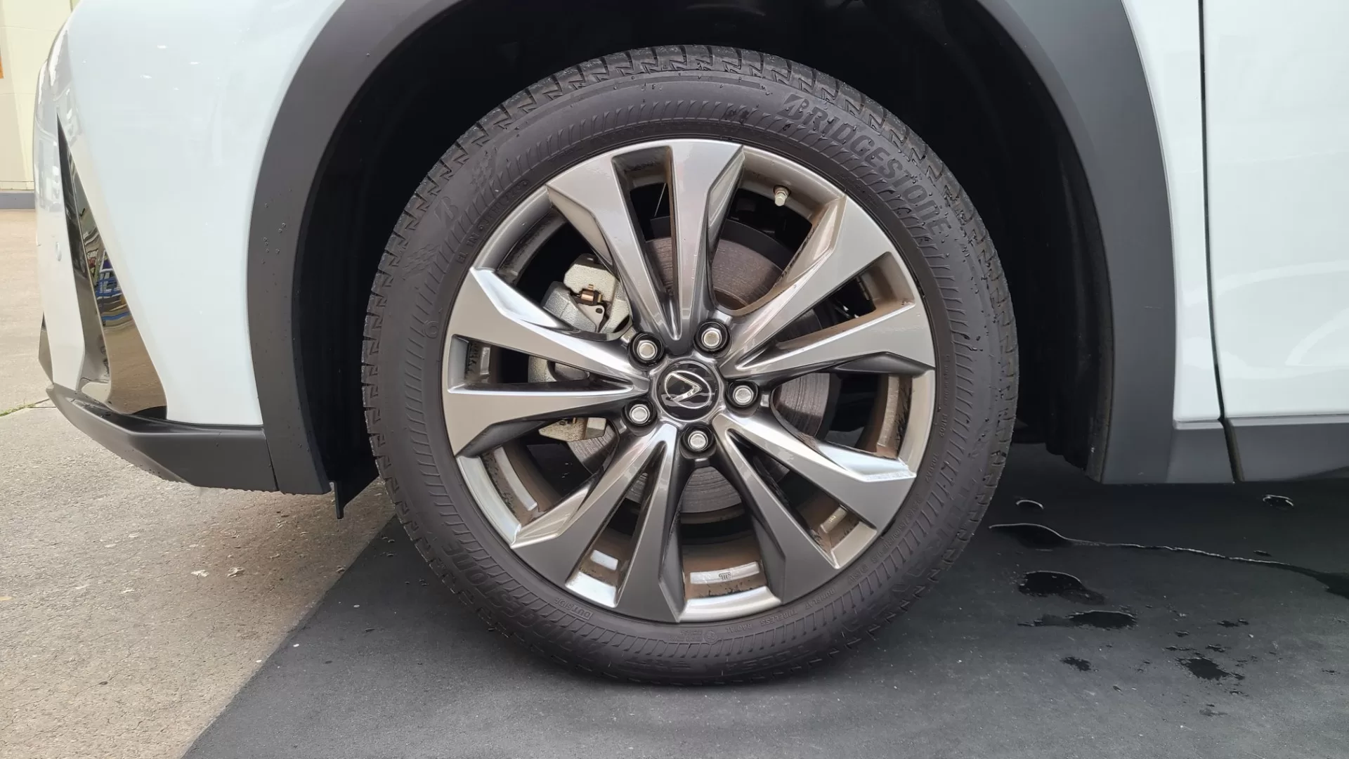 レクサス UX250h F SPORT 2018年11月モデル 純正ホイール 純正ブレーキキャリパー