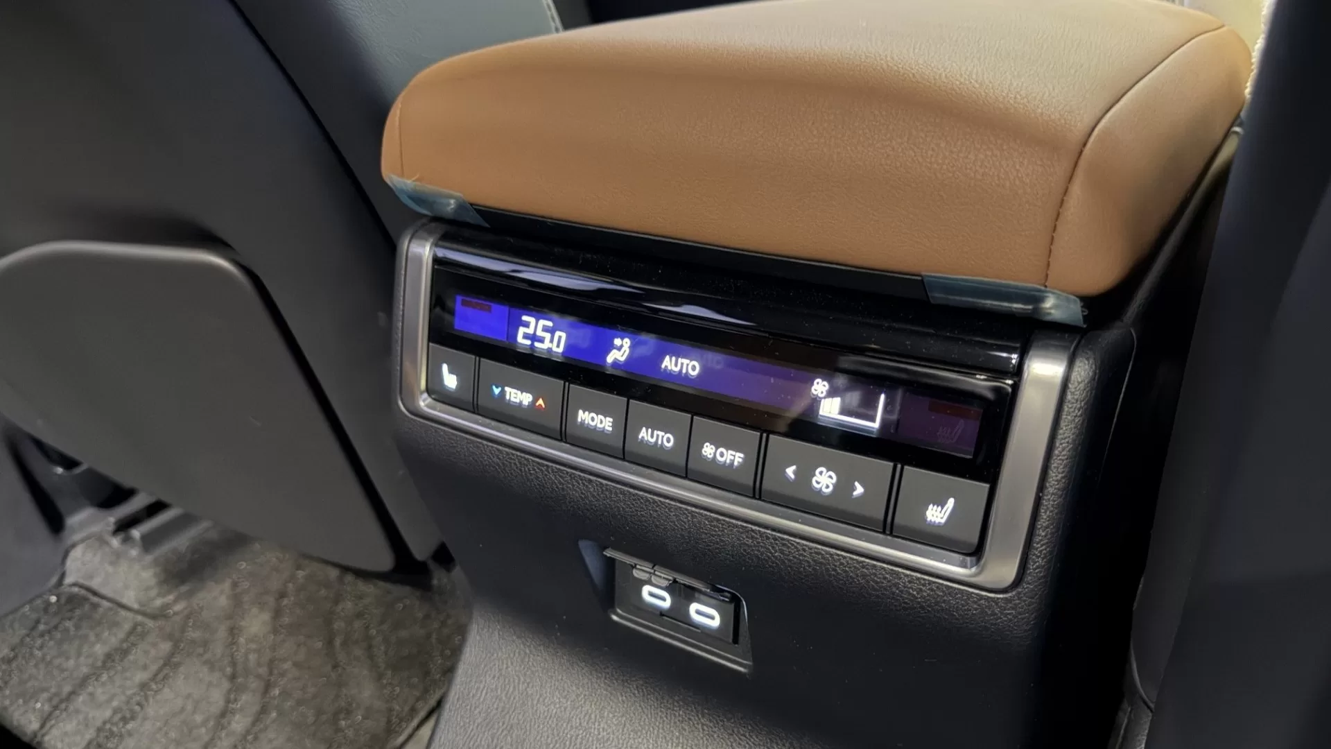 レクサス GX550 version L 2025年式 インテリア 後席センターコンソール