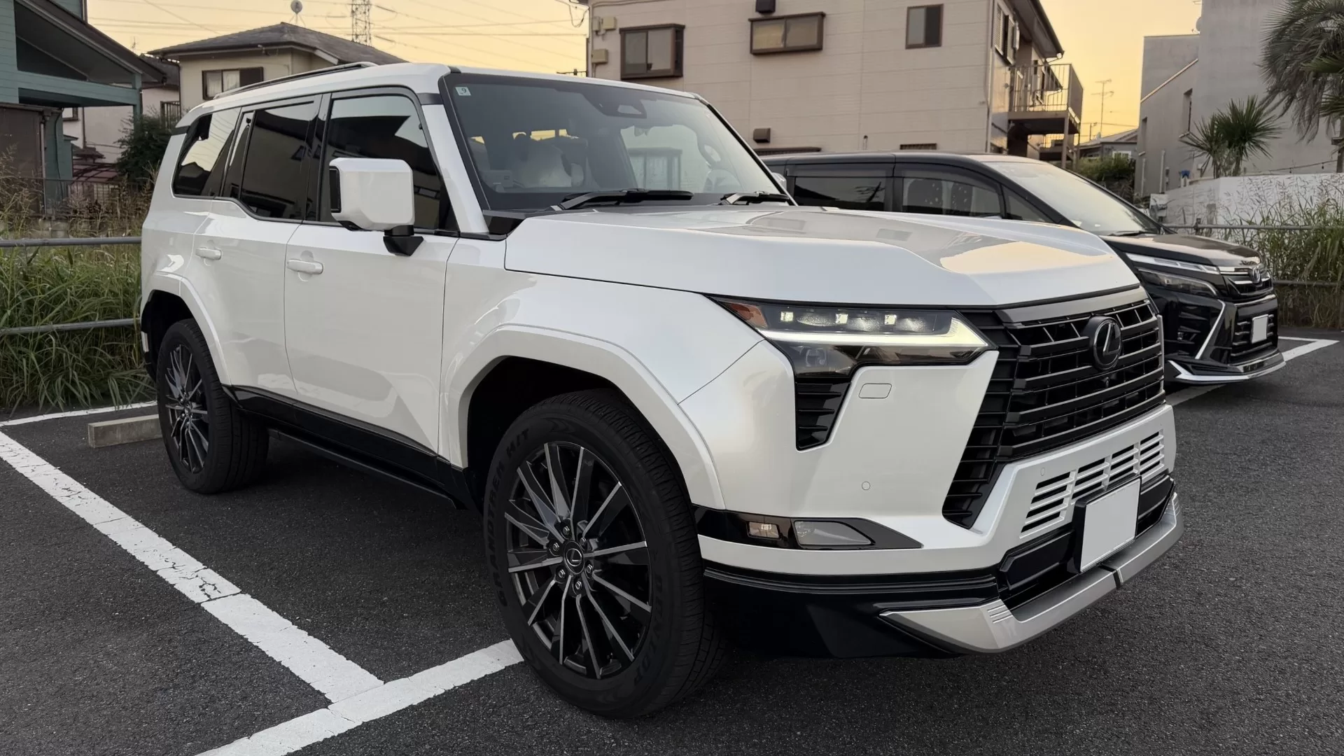 レクサス GX550 version L 2025年式 ソニッククォーツ MODELLISTA アドバンストラグジュアリーパッケージ(フロントスポイラー・リヤスカート) フロント右斜め