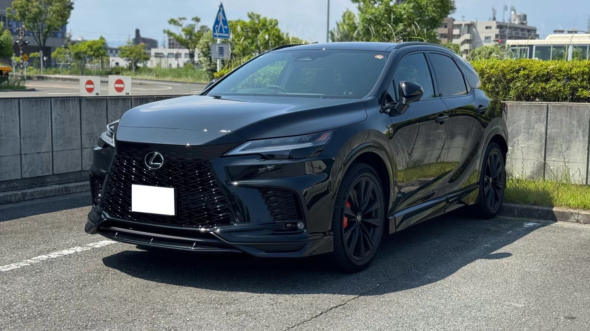 レクサス RX500h F SPORT Performance 2025年式 グラファイトブラックガラスフレーク F SPORT PARTS フロントスポイラー、F SPORT PARTS サイドスカート、F SPORT PARTS スポーツマフラー&リヤディフューザー フロント左斜め