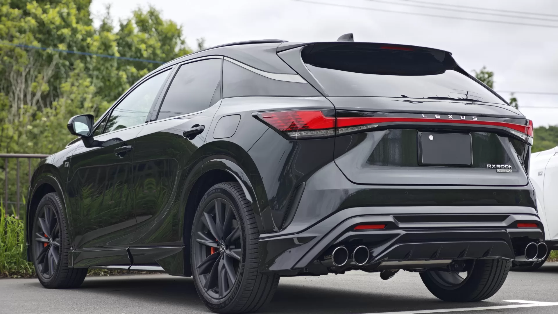 レクサス RX500h F SPORT Performance 2025年式 グラファイトブラックガラスフレーク F SPORT PARTS フロントスポイラー、F SPORT PARTS サイドスカート、F SPORT PARTS スポーツマフラー&リヤディフューザー リヤ左斜め