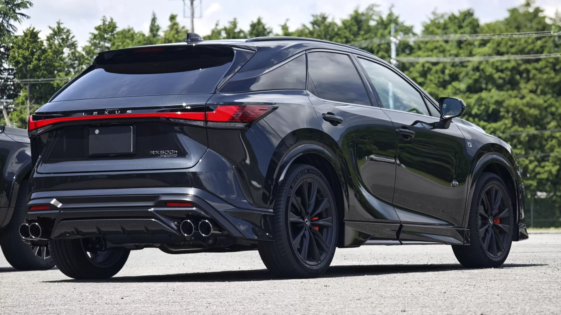 レクサス RX500h F SPORT Performance 2025年式 グラファイトブラックガラスフレーク F SPORT PARTS フロントスポイラー、F SPORT PARTS サイドスカート、F SPORT PARTS スポーツマフラー&リヤディフューザー リヤ右斜め