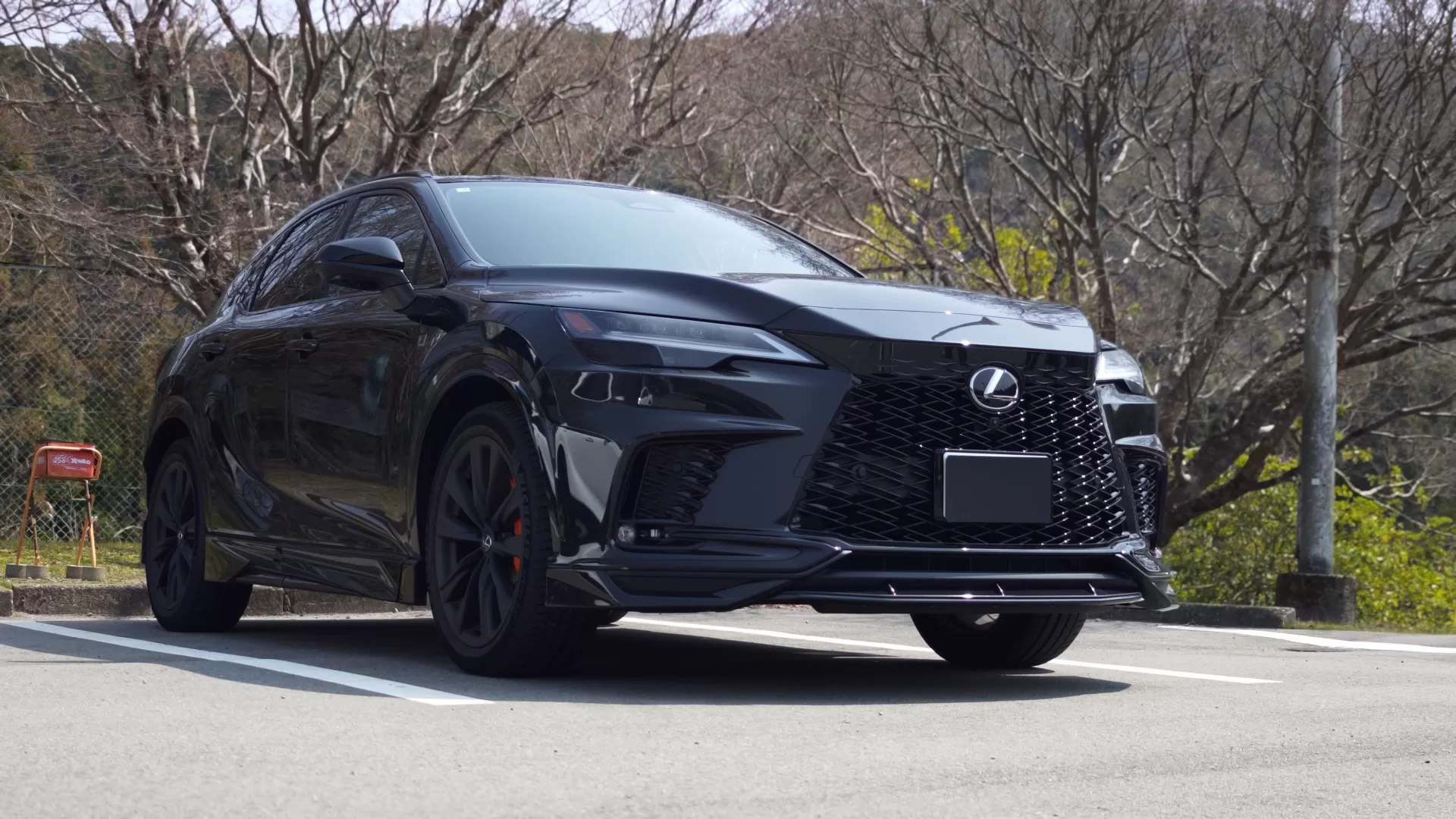 レクサス RX500h F SPORT Performance 2025年式 グラファイトブラックガラスフレーク F SPORT PARTS フロントスポイラー、F SPORT PARTS サイドスカート、F SPORT PARTS スポーツマフラー&リヤディフューザー フロント右斜め