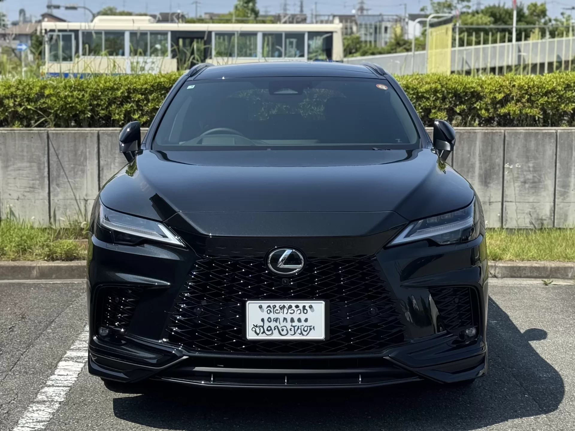 レクサス RX500h F SPORT Performance 2025年式 グラファイトブラックガラスフレーク F SPORT PARTS フロントスポイラー、F SPORT PARTS サイドスカート、F SPORT PARTS スポーツマフラー&リヤディフューザー フロント