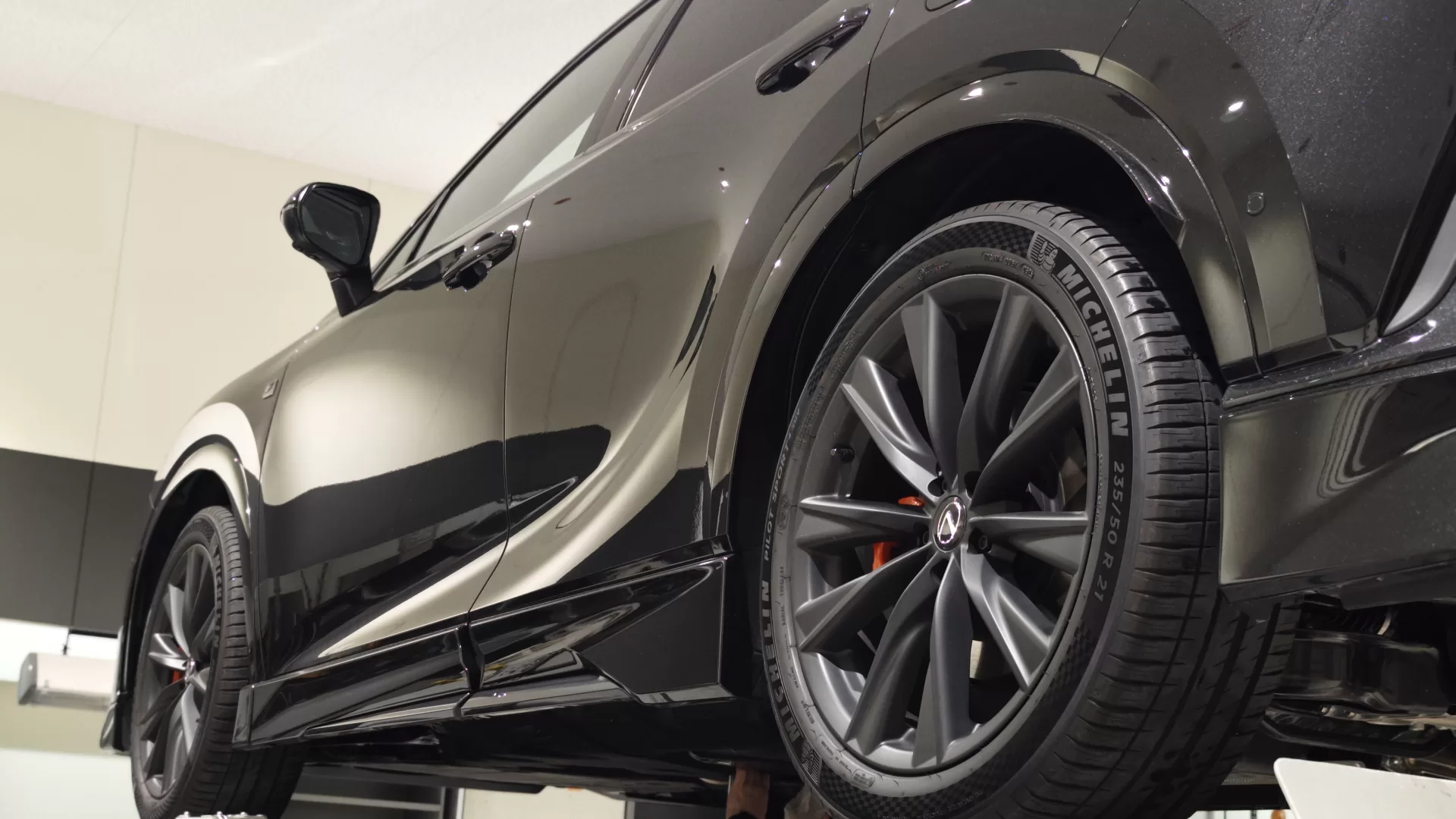 レクサス RX500h F SPORT Performance 2025年式 21インチ“F SPORT Performance”アルミホイール(マットブラック塗装) “F SPORT Performance”/“F SPORT”オレンジブレーキキャリパー(フロントLEXUSロゴ)