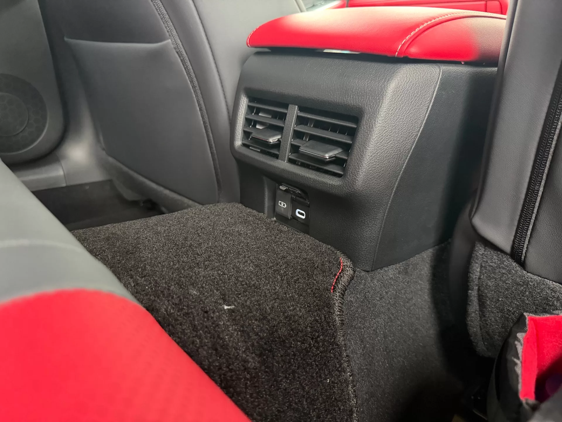 レクサス IS300h F SPORT 2026年式 “F SPORT”プロミネンス(L tex) インテリア 後席センターコンソール