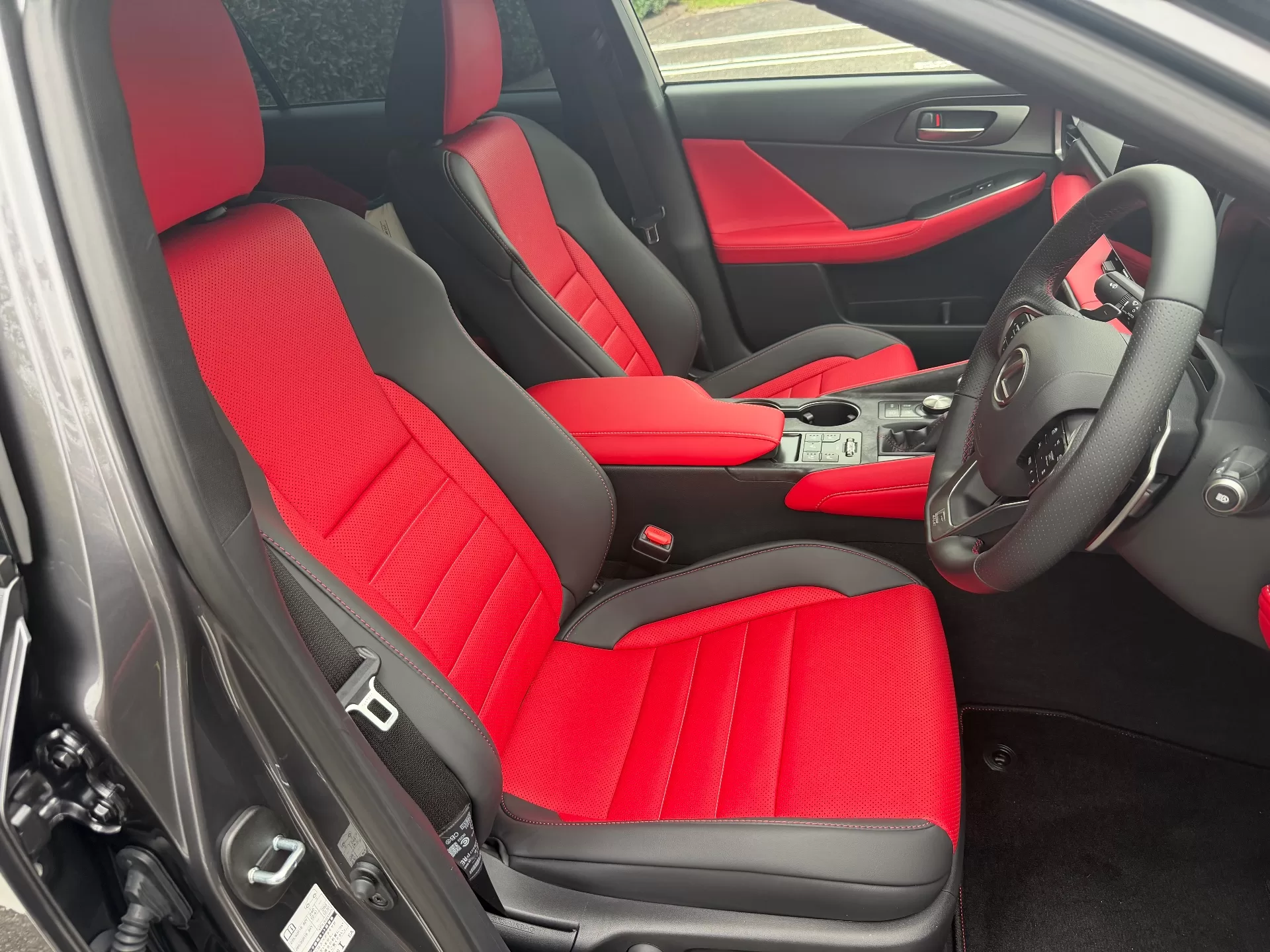 レクサス IS300h F SPORT 2026年式 “F SPORT”プロミネンス(L tex) インテリア 運転席シート