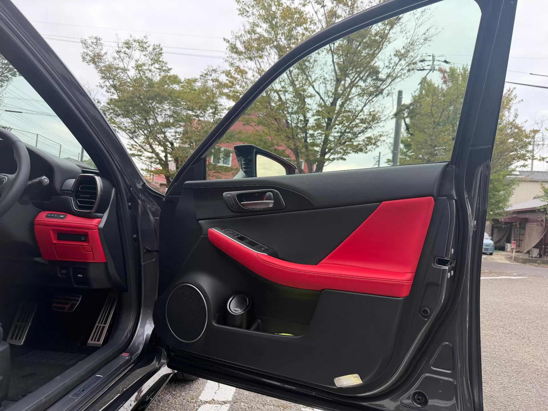 レクサス IS300h F SPORT 2026年式 “F SPORT”プロミネンス(L tex) インテリア 前席ドアトリム