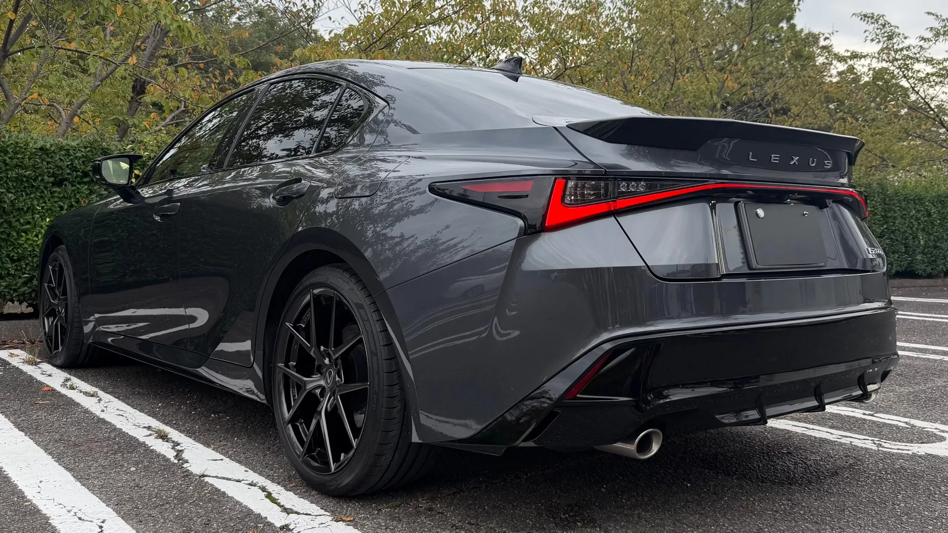 レクサス IS300h F SPORT 2026年式 ソニッククロム リヤ左斜め