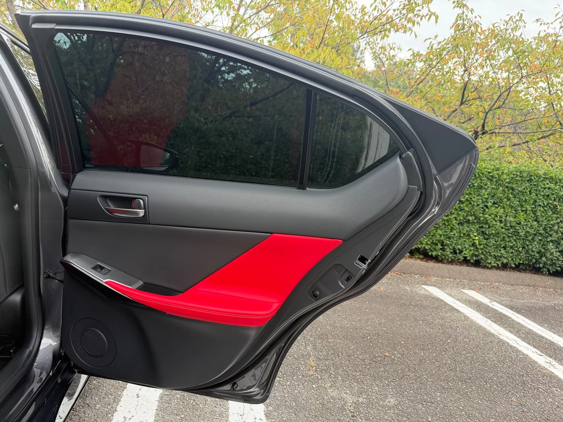 レクサス IS300h F SPORT 2026年式 “F SPORT”プロミネンス(L tex) インテリア 後席ドアトリム