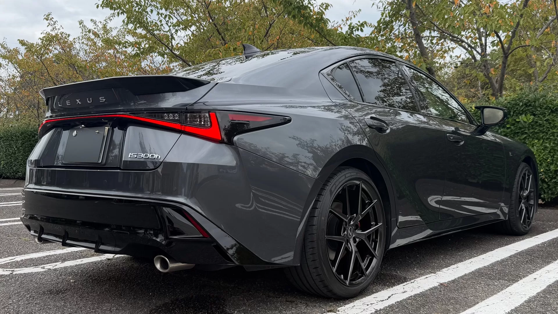 レクサス IS300h F SPORT 2026年式 ソニッククロム リヤ右斜め