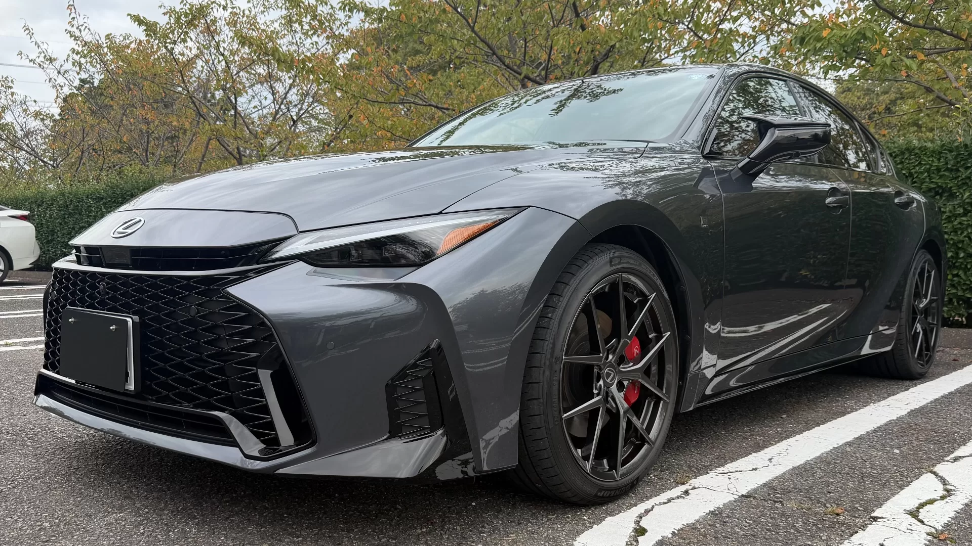 レクサス IS300h F SPORT 2026年式 ソニッククロム フロント右斜め