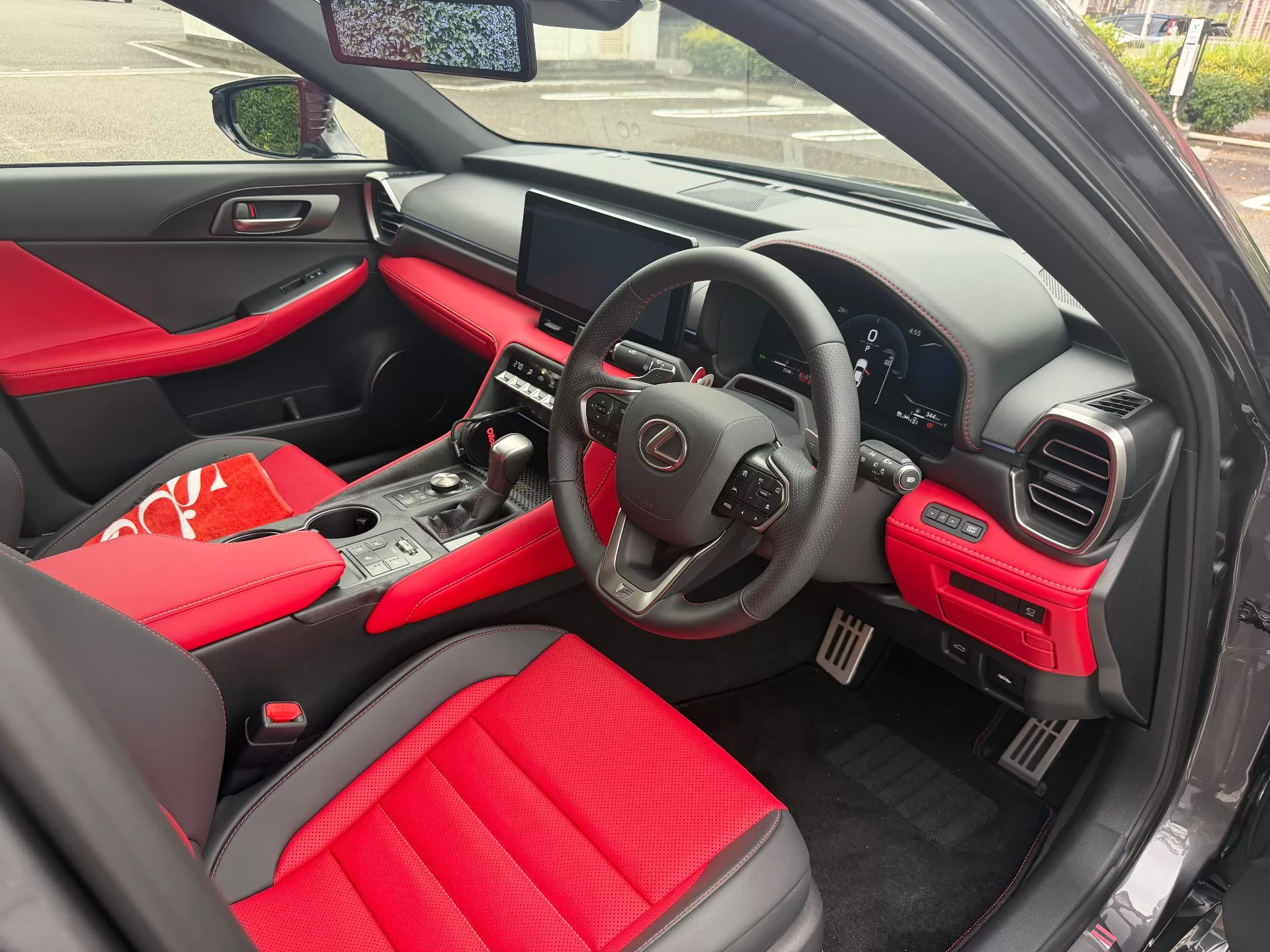レクサス IS300h F SPORT 2026年式 “F SPORT”プロミネンス(L tex) インテリア 運転席回り
