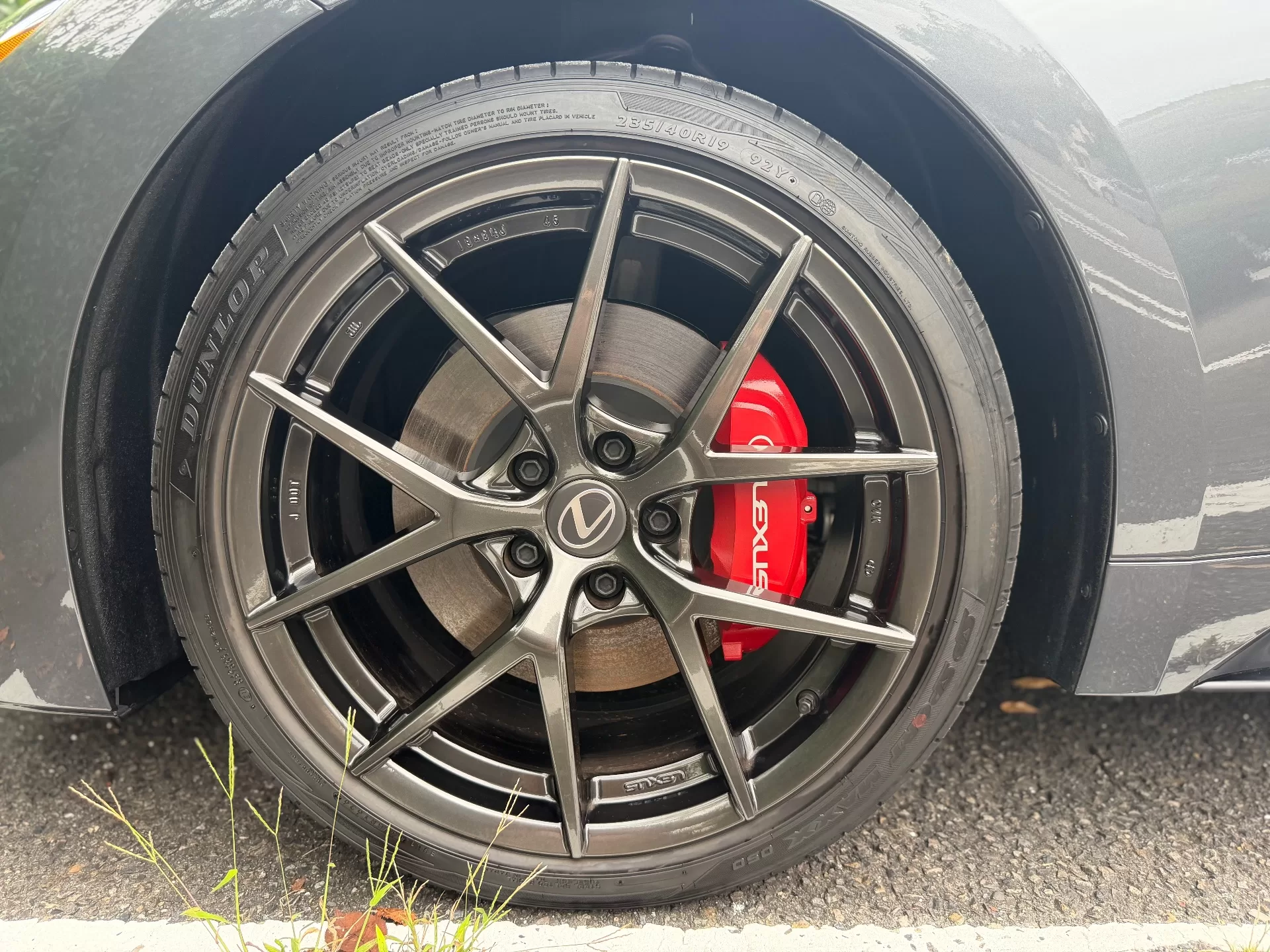 レクサス IS300h F SPORT 2026年式 純正ホイール “F SPORT”レッドブレーキキャリパー(フロントLEXUSロゴ)