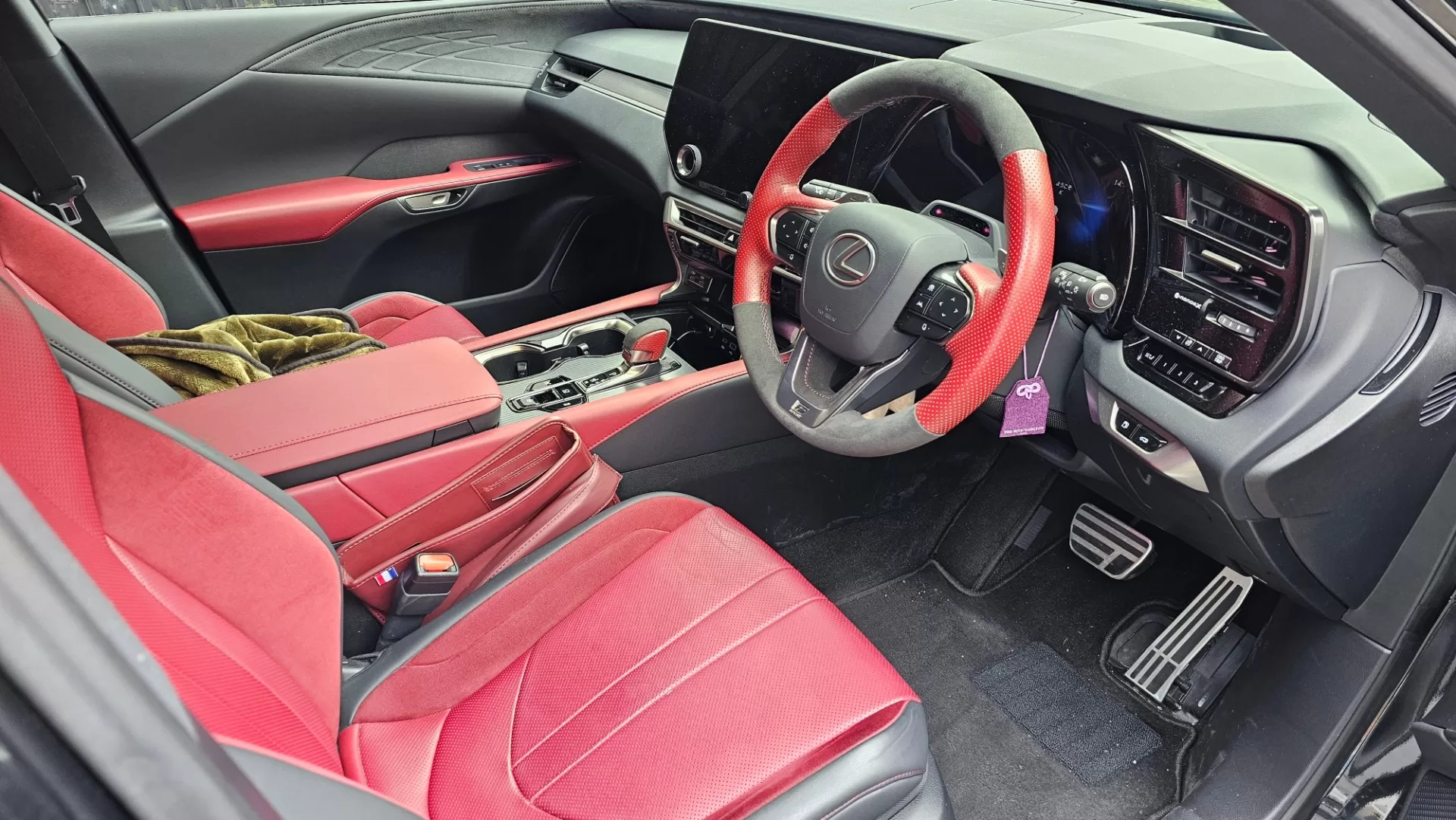 レクサス RX500h F SPORT Performance 2022年11月モデル “F SPORT”ダークローズ(本革・ウルトラスエード) インテリア 運転席回り