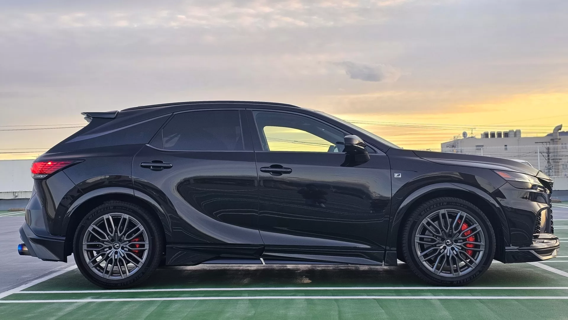 レクサス RX500h F SPORT Performance 2022年11月モデル グラファイトブラックガラスフレーク F SPORT PARTS エアロダイナミクスパッケージ(フロントスポイラー・サイドスカート・スポーツマフラー&リヤディフューザー・エアロダイナミクスミラーカバー・リヤウィング)、F SPORT…