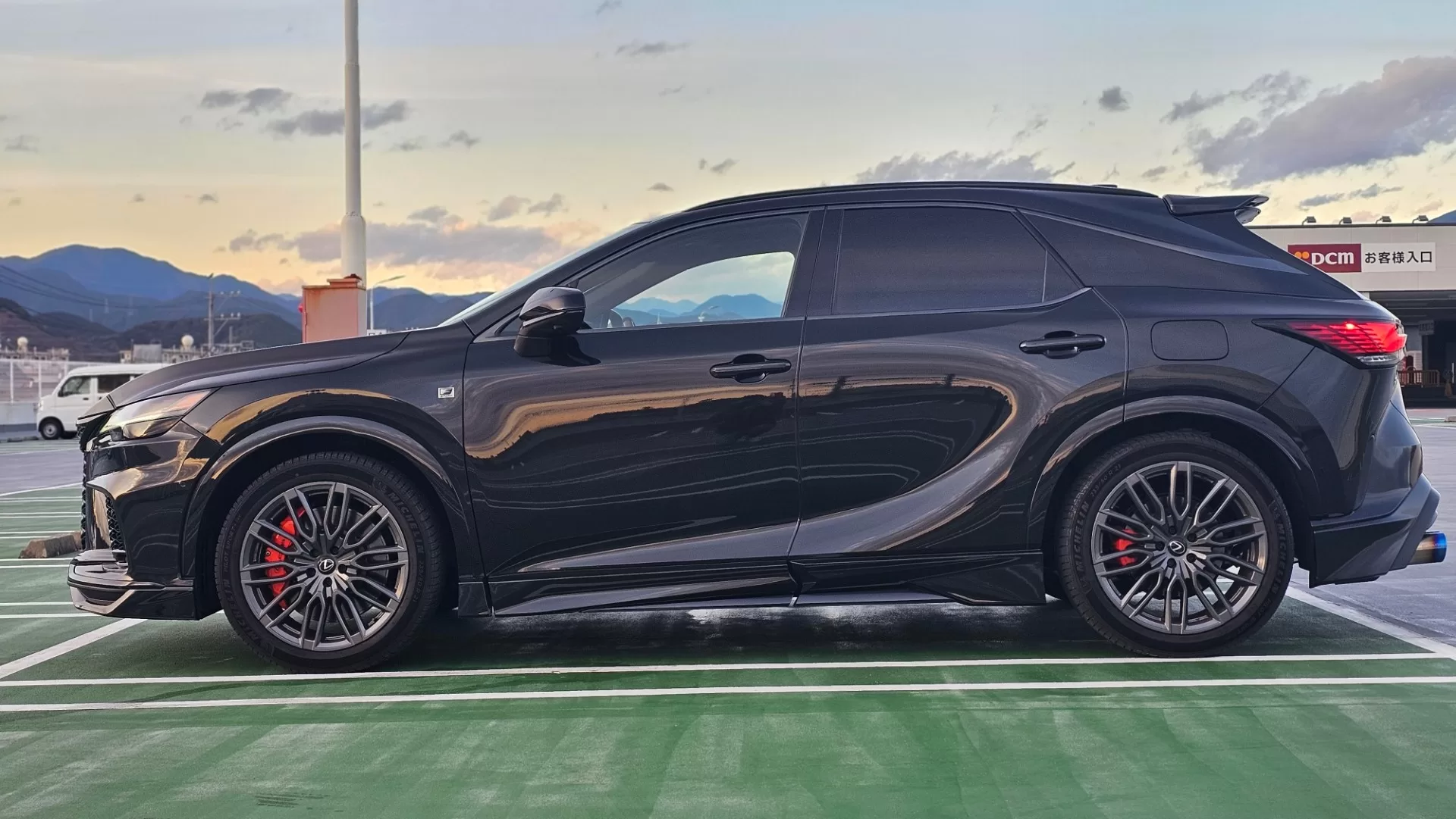 レクサス RX500h F SPORT Performance 2022年11月モデル グラファイトブラックガラスフレーク F SPORT PARTS エアロダイナミクスパッケージ(フロントスポイラー・サイドスカート・スポーツマフラー&リヤディフューザー・エアロダイナミクスミラーカバー・リヤウィング)、F SPORT…