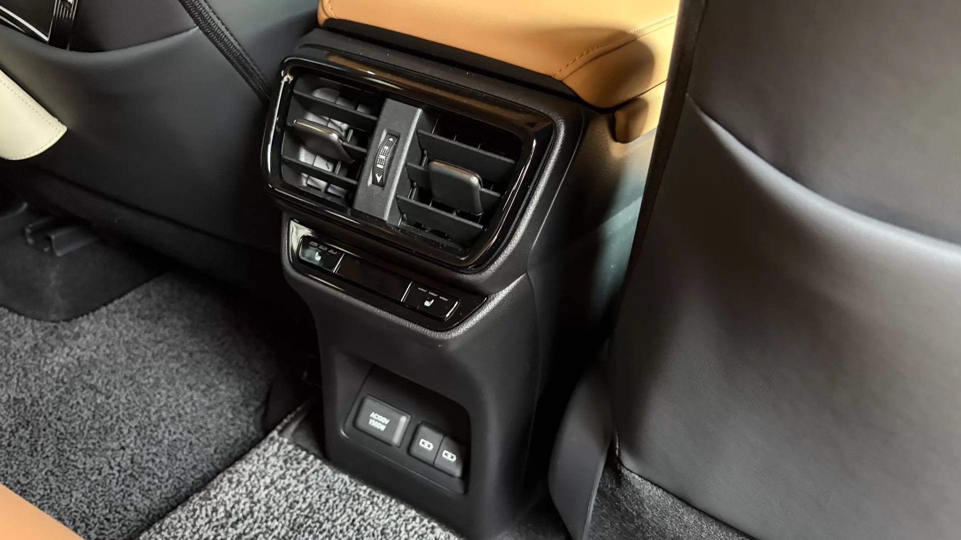 レクサス NX350h version L 2025年式 インテリア 後席センターコンソール