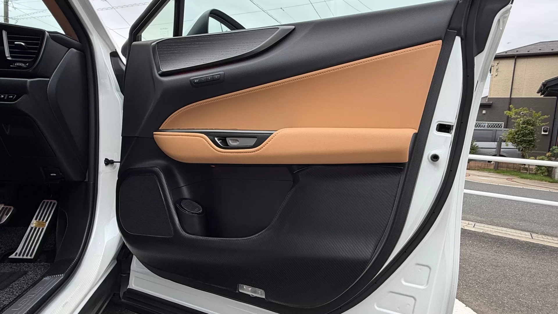 レクサス NX350h version L 2025年式 インテリア 前席ドアトリム