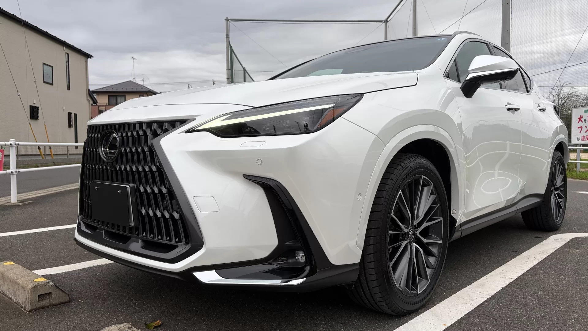 レクサス NX350h version L 2025年式 ソニッククォーツ フロント左斜め